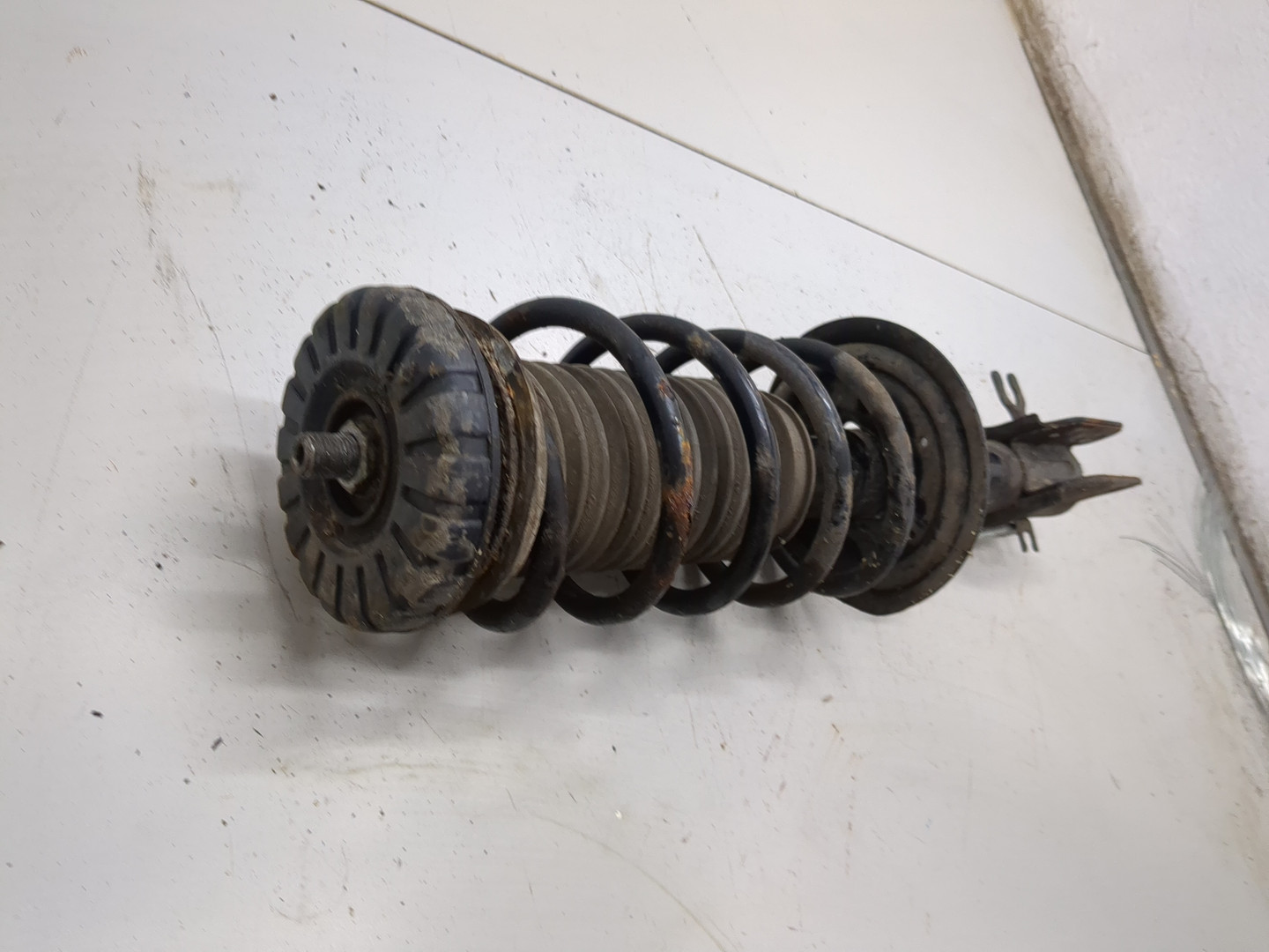 Амортизатор передний правый