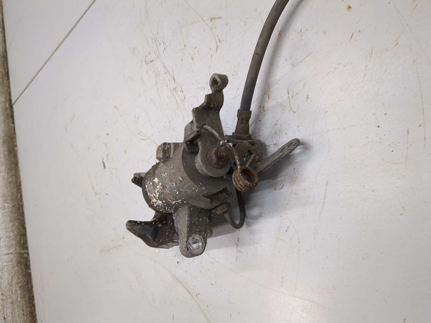 Суппорт задний левый