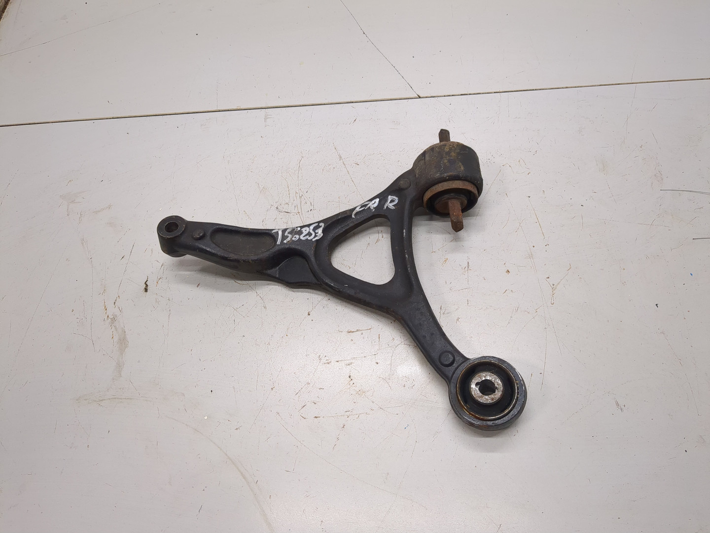 Рычаг передний правый