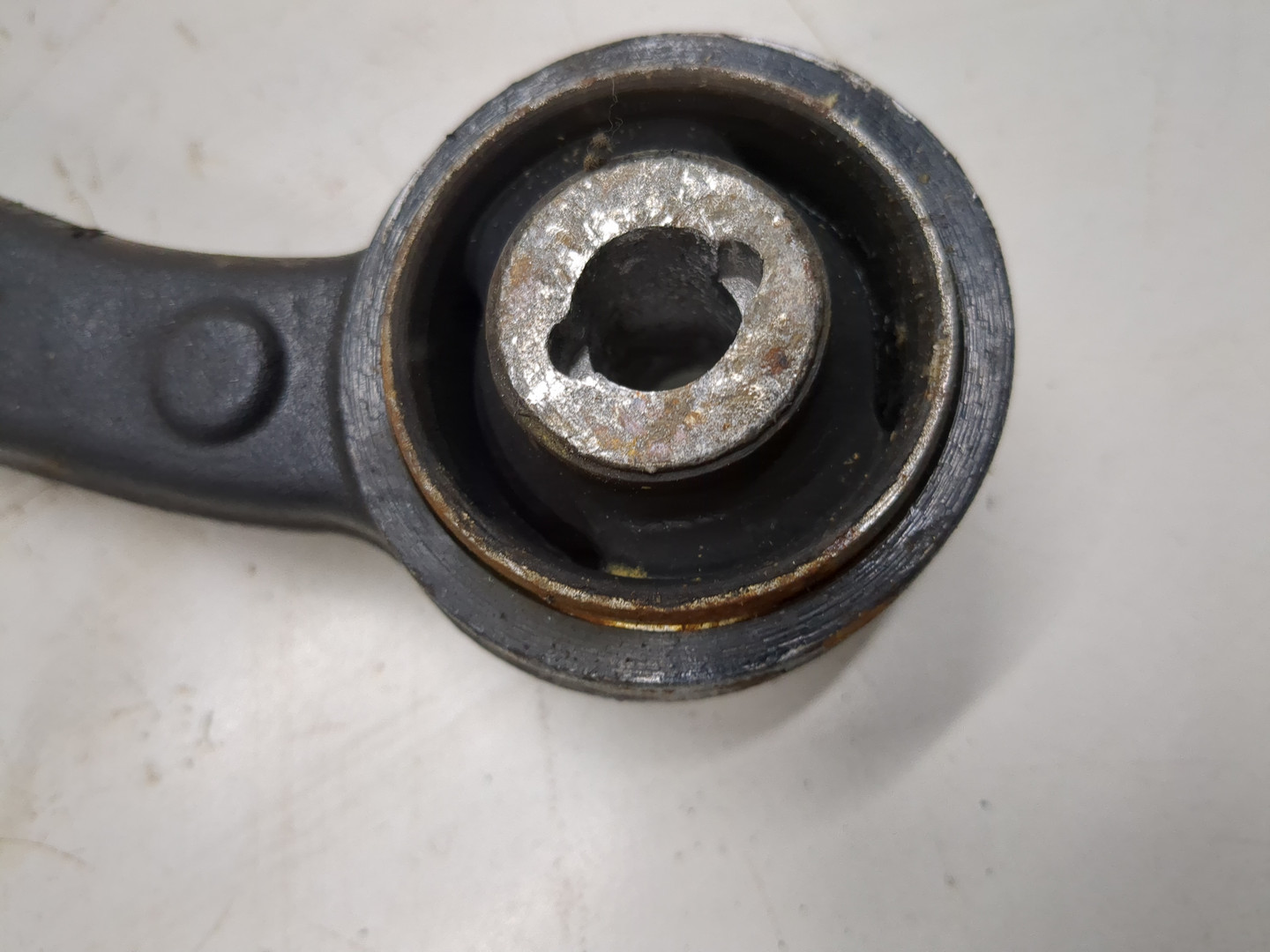 Рычаг передний правый