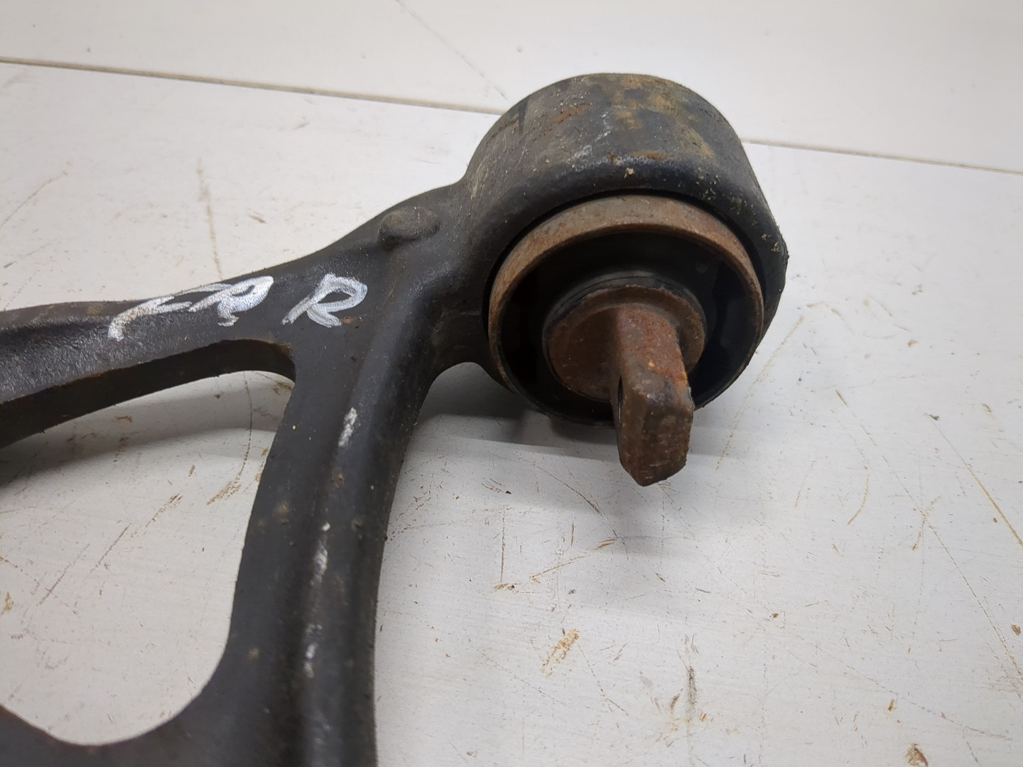 Рычаг передний правый