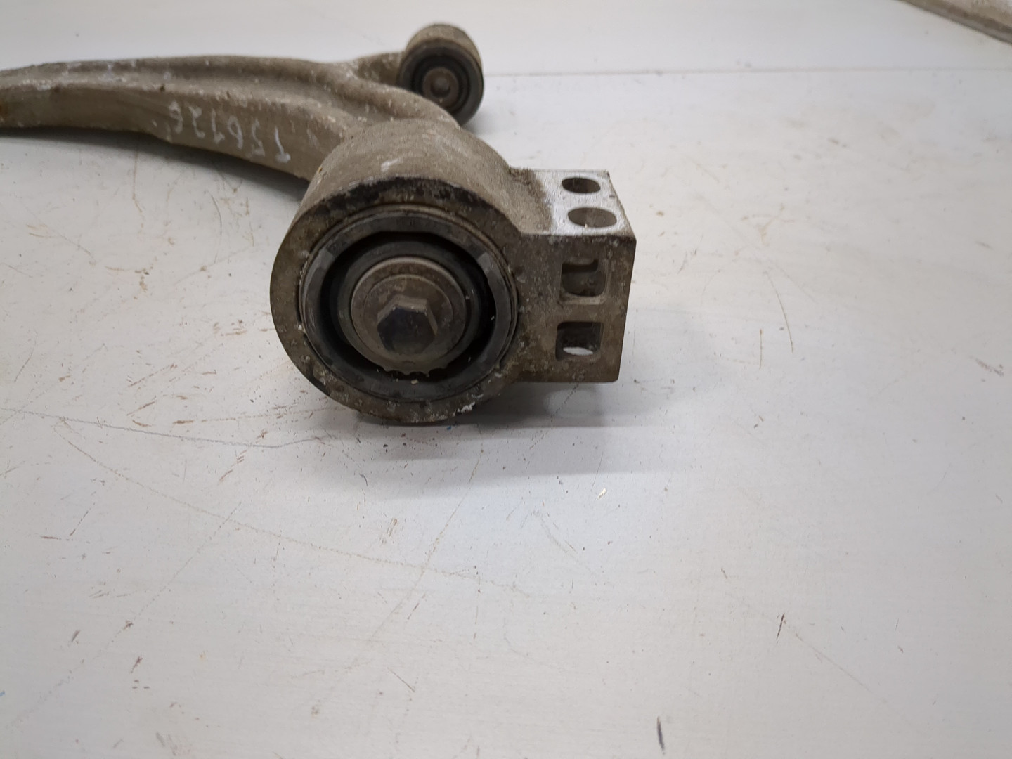 Рычаг передний левый