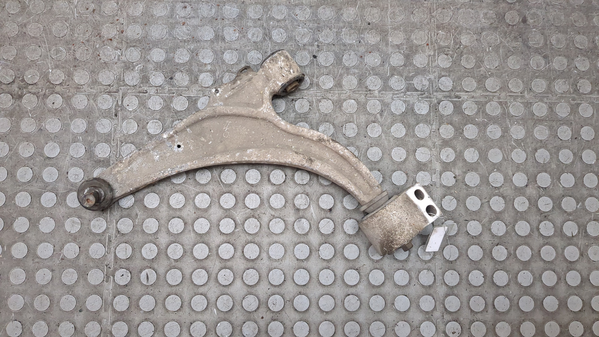 Рычаг передний левый