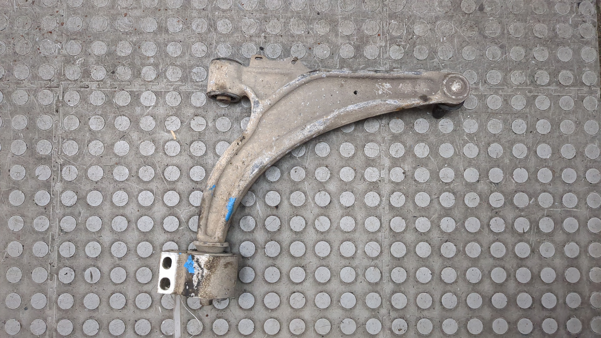 Рычаг передний левый