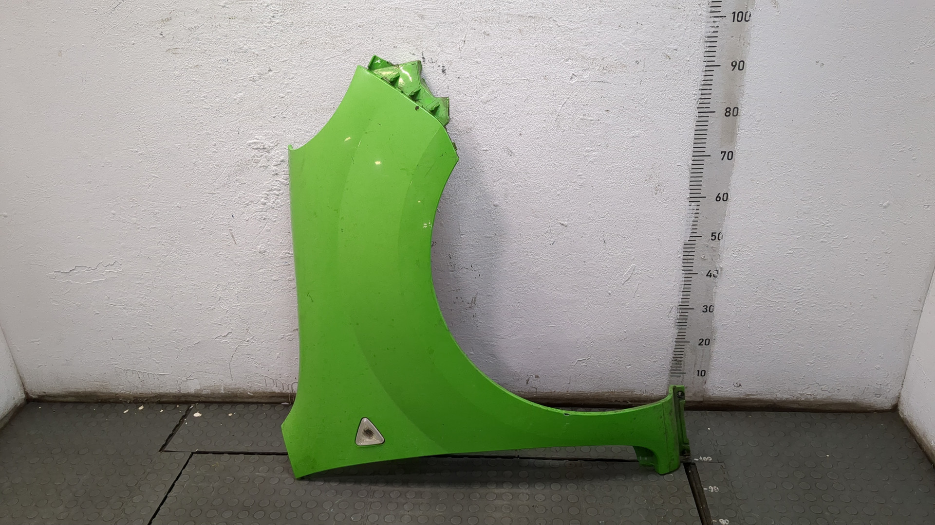 Крыло переднее правое