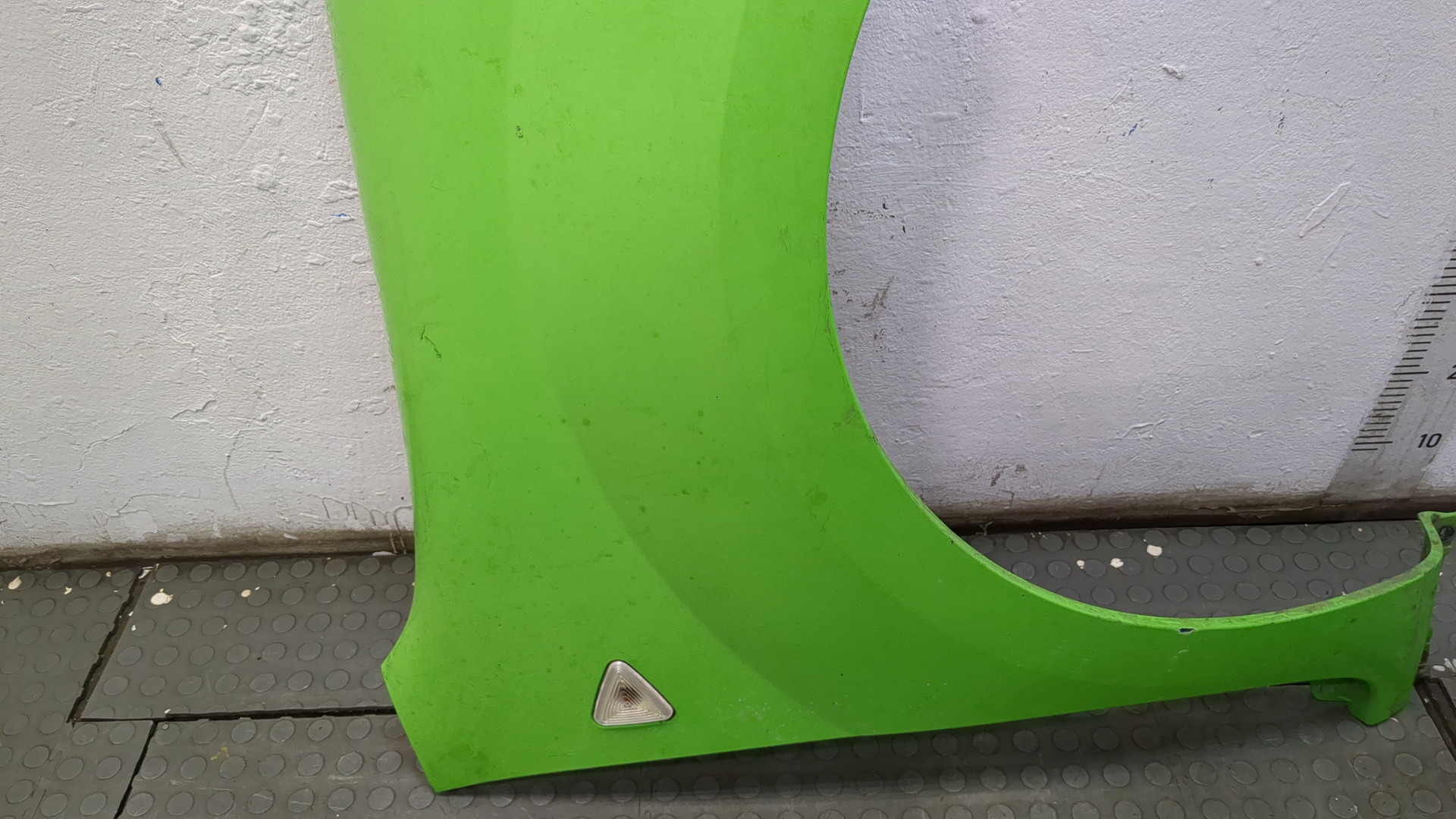 Крыло переднее правое