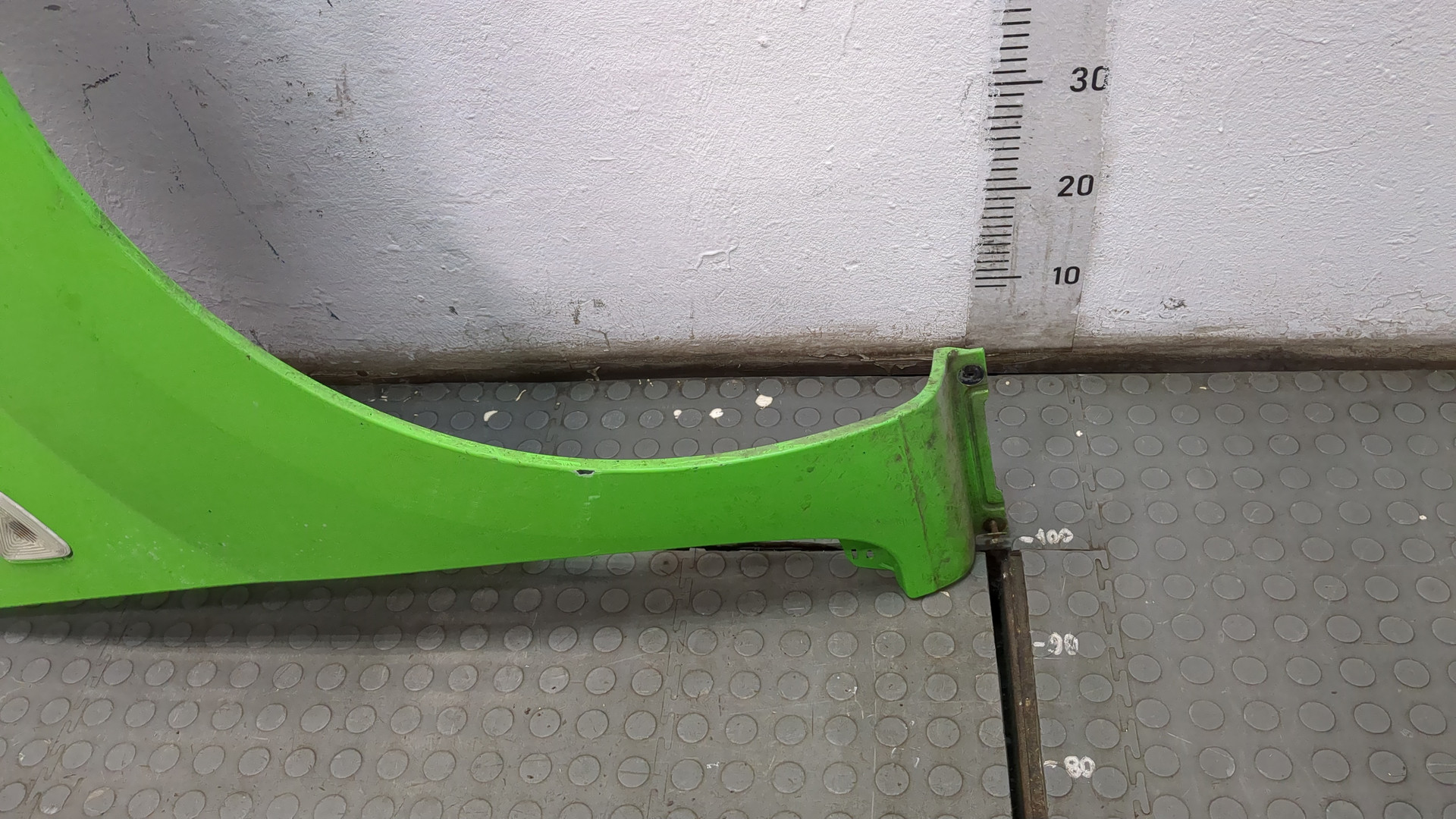 Крыло переднее правое