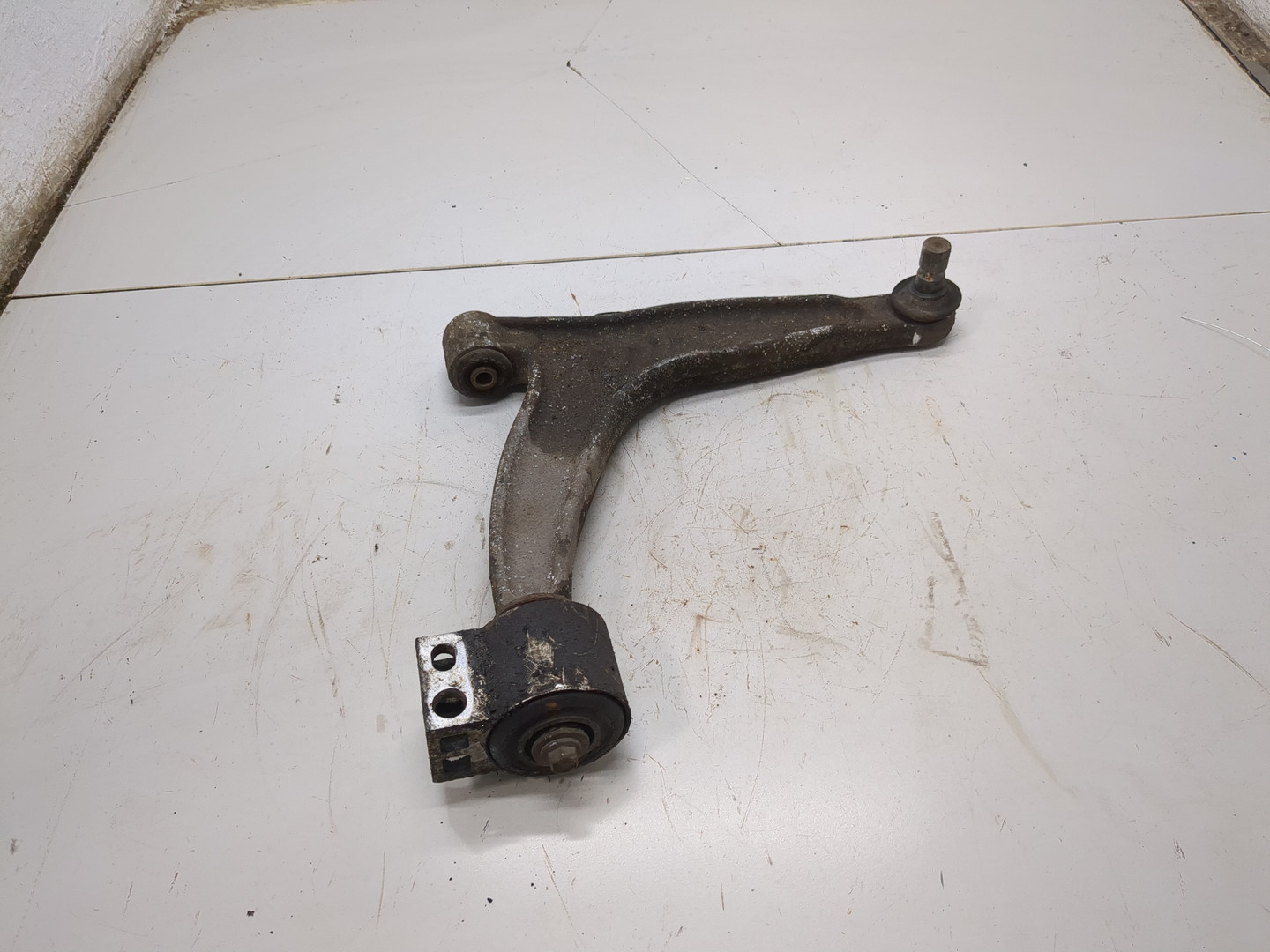 Рычаг передний правый