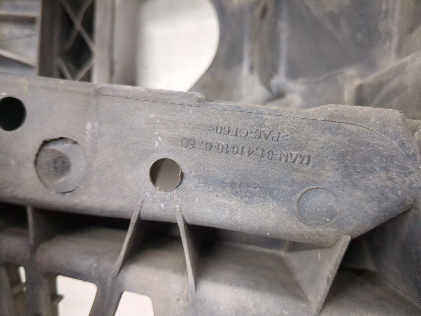 Кронштейн фар правый