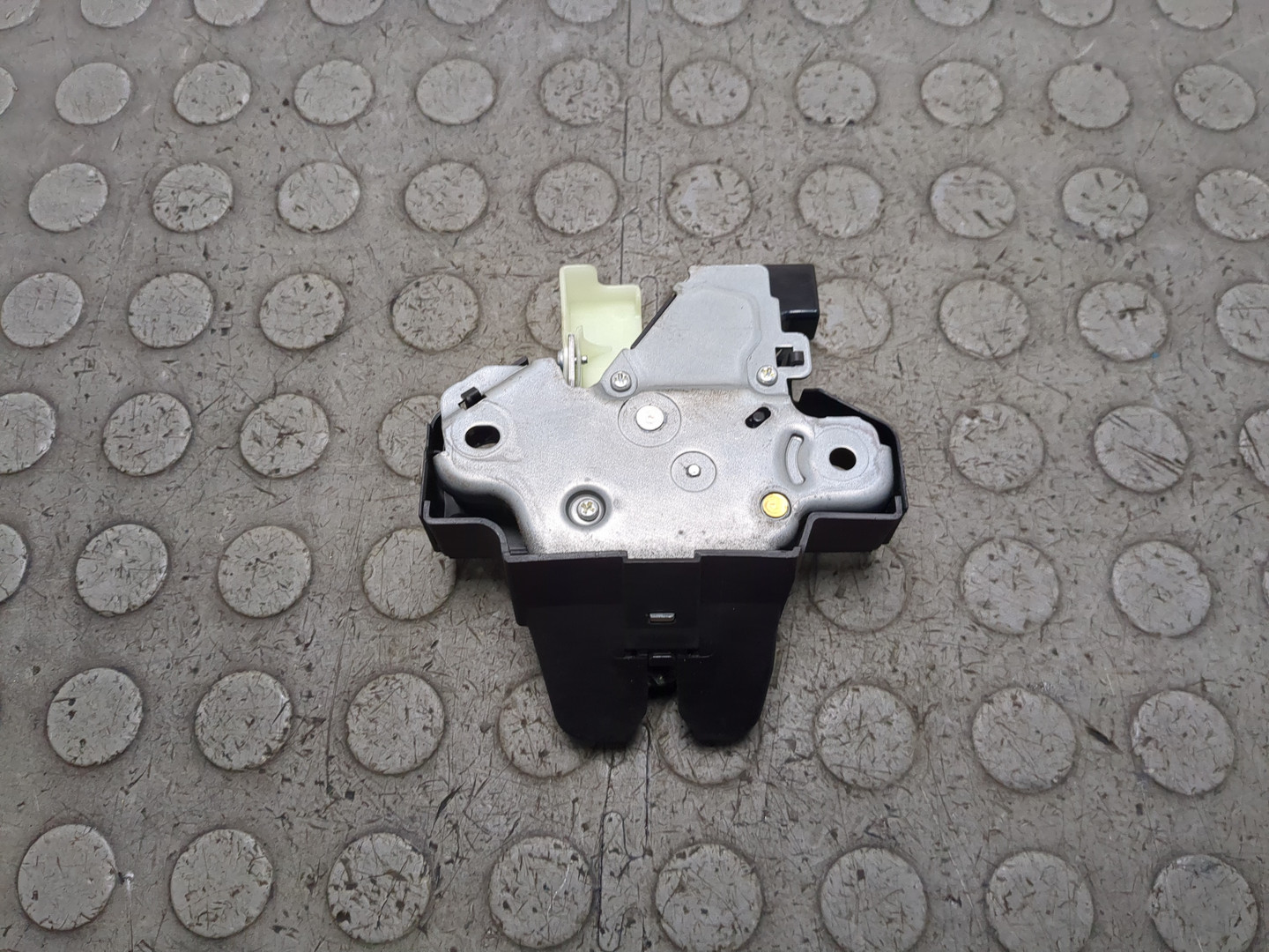 Замок багажника