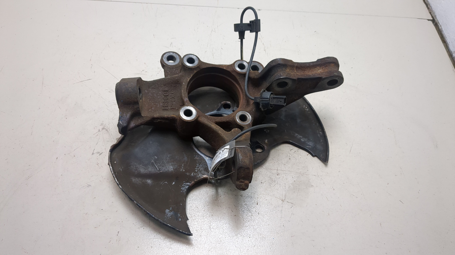 Кулак поворотный передний правый