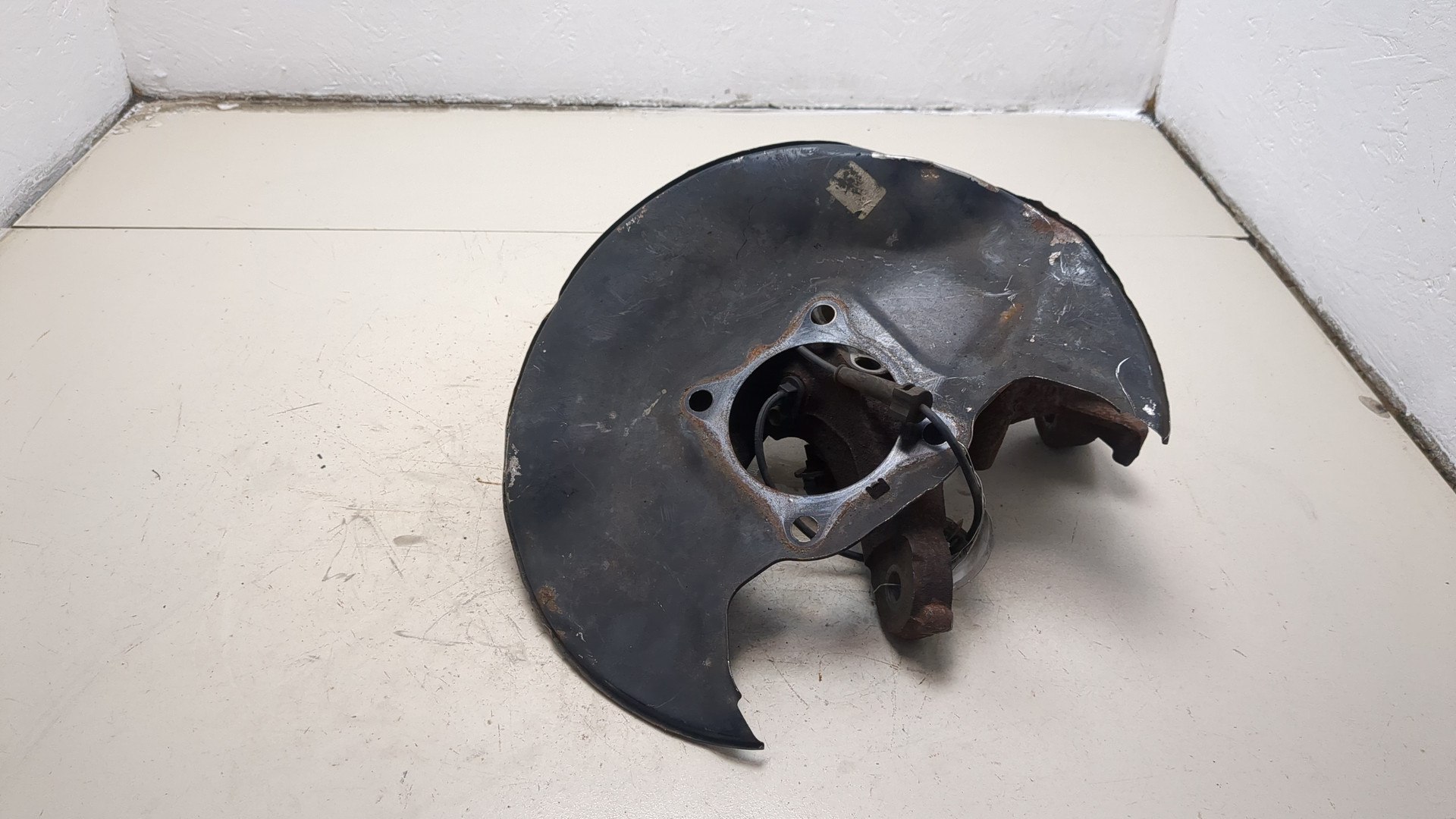 Кулак поворотный передний правый