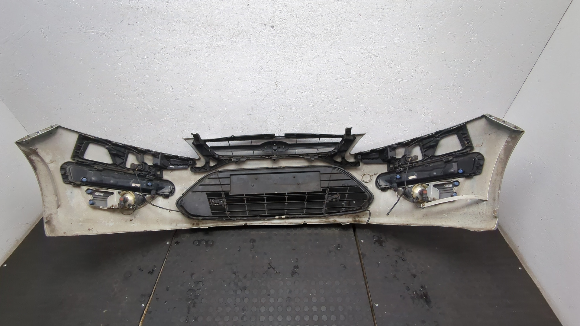 Бампер передний