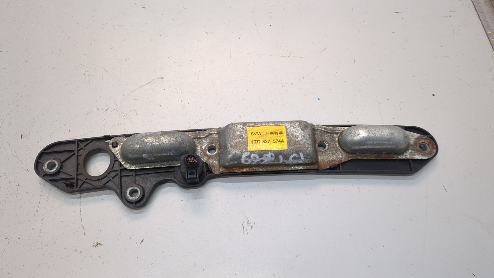 Кнопка открывания багажника