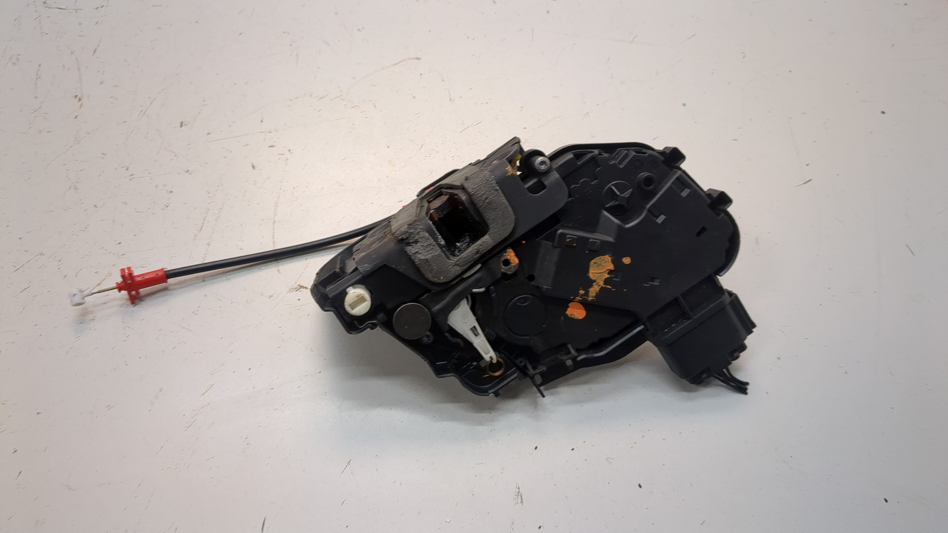 Замок двери передней правой