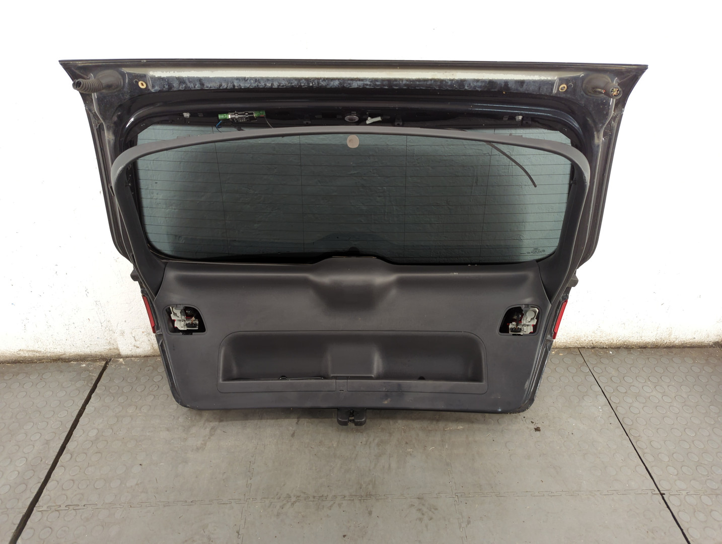 Дверь багажника