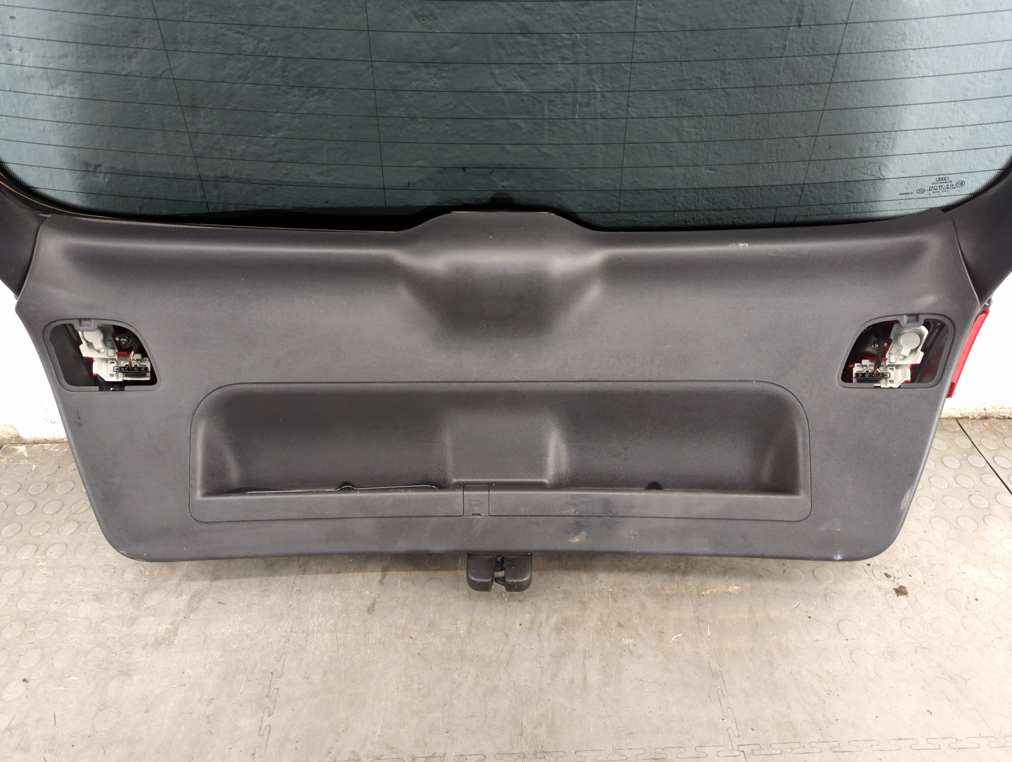 Дверь багажника