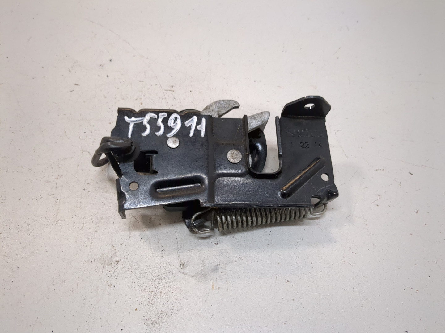 Замок капота