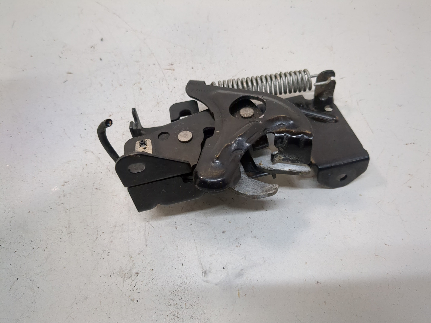 Замок капота