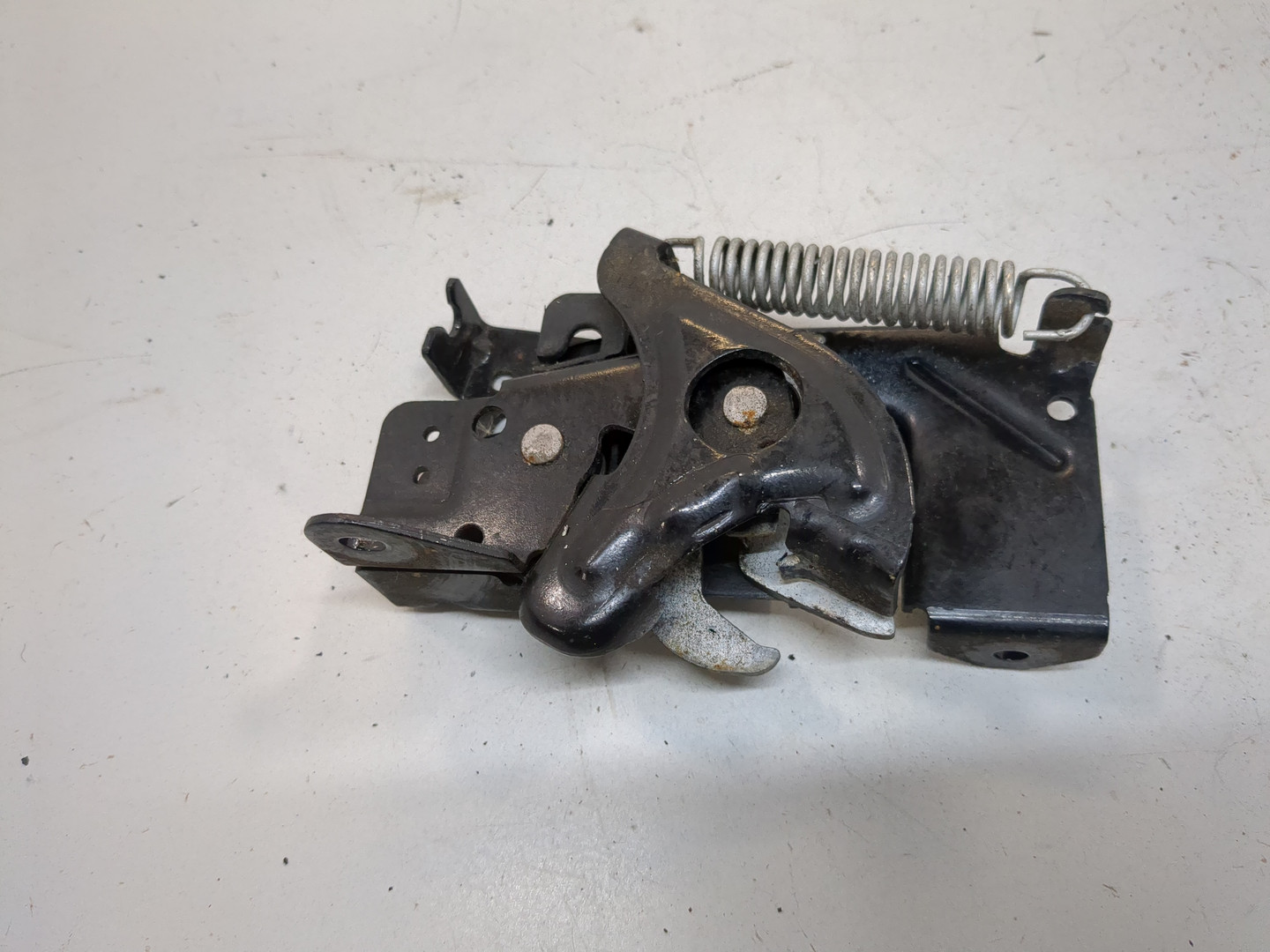 Замок капота