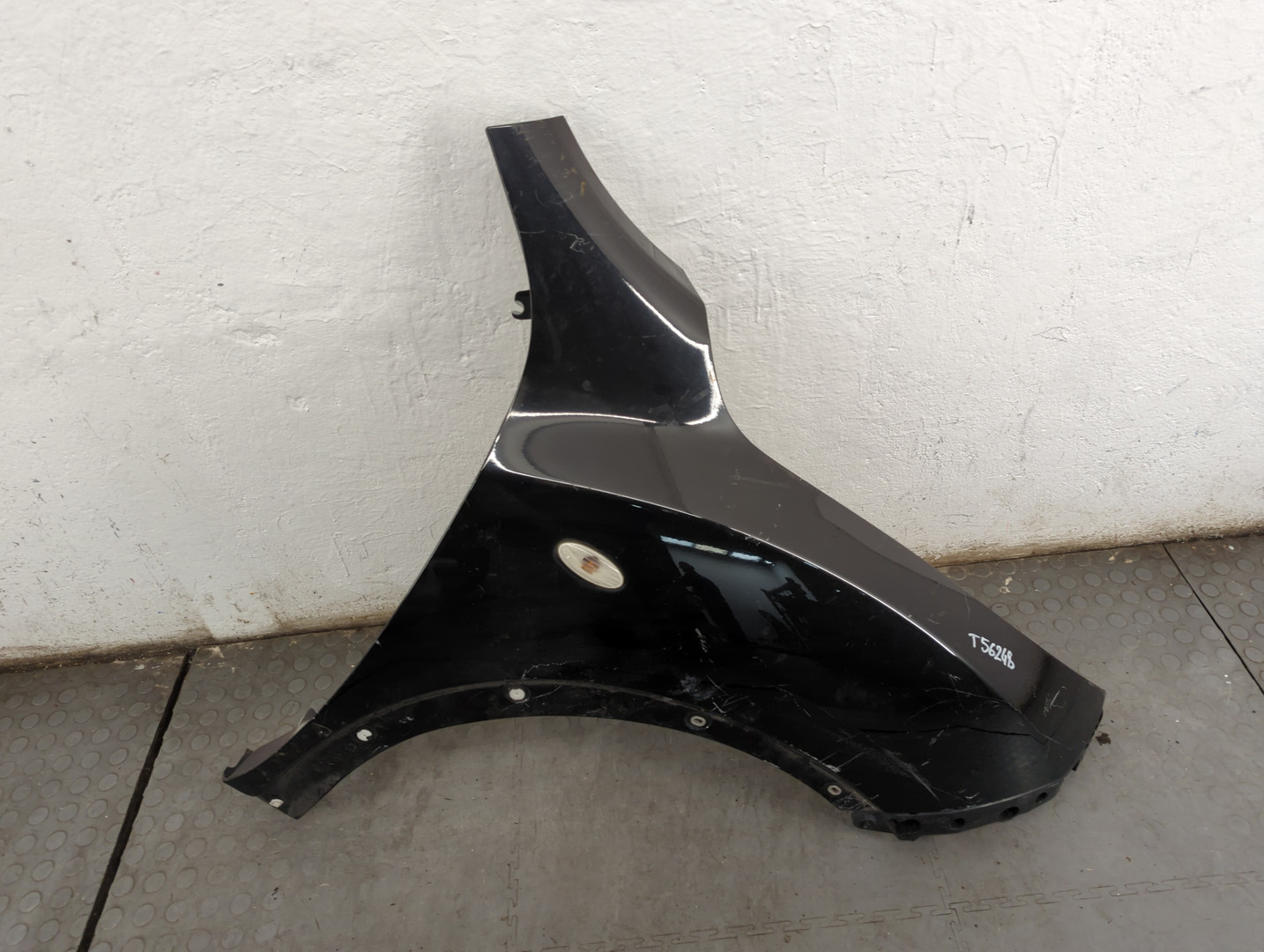 Крыло переднее правое