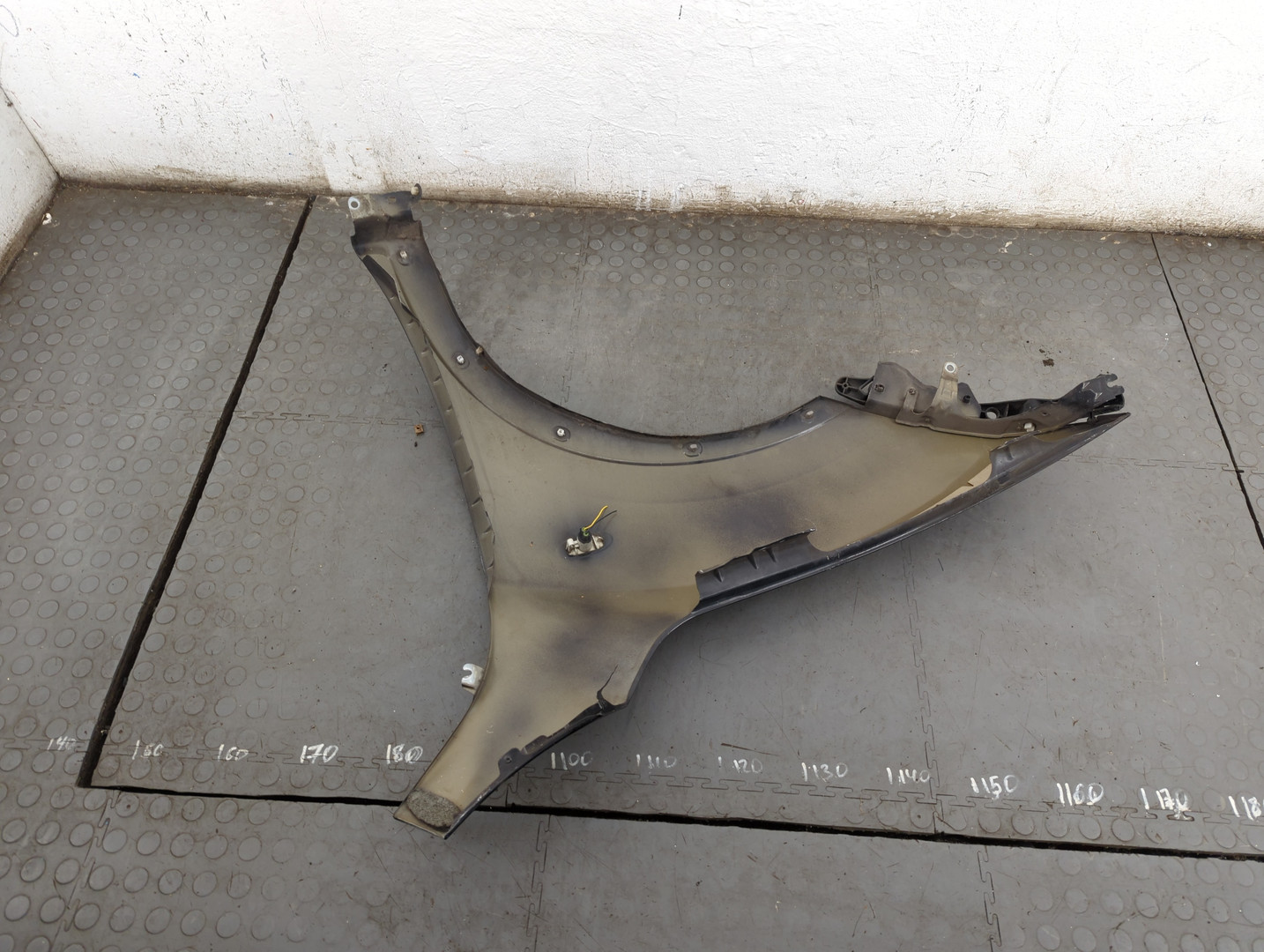 Крыло переднее правое