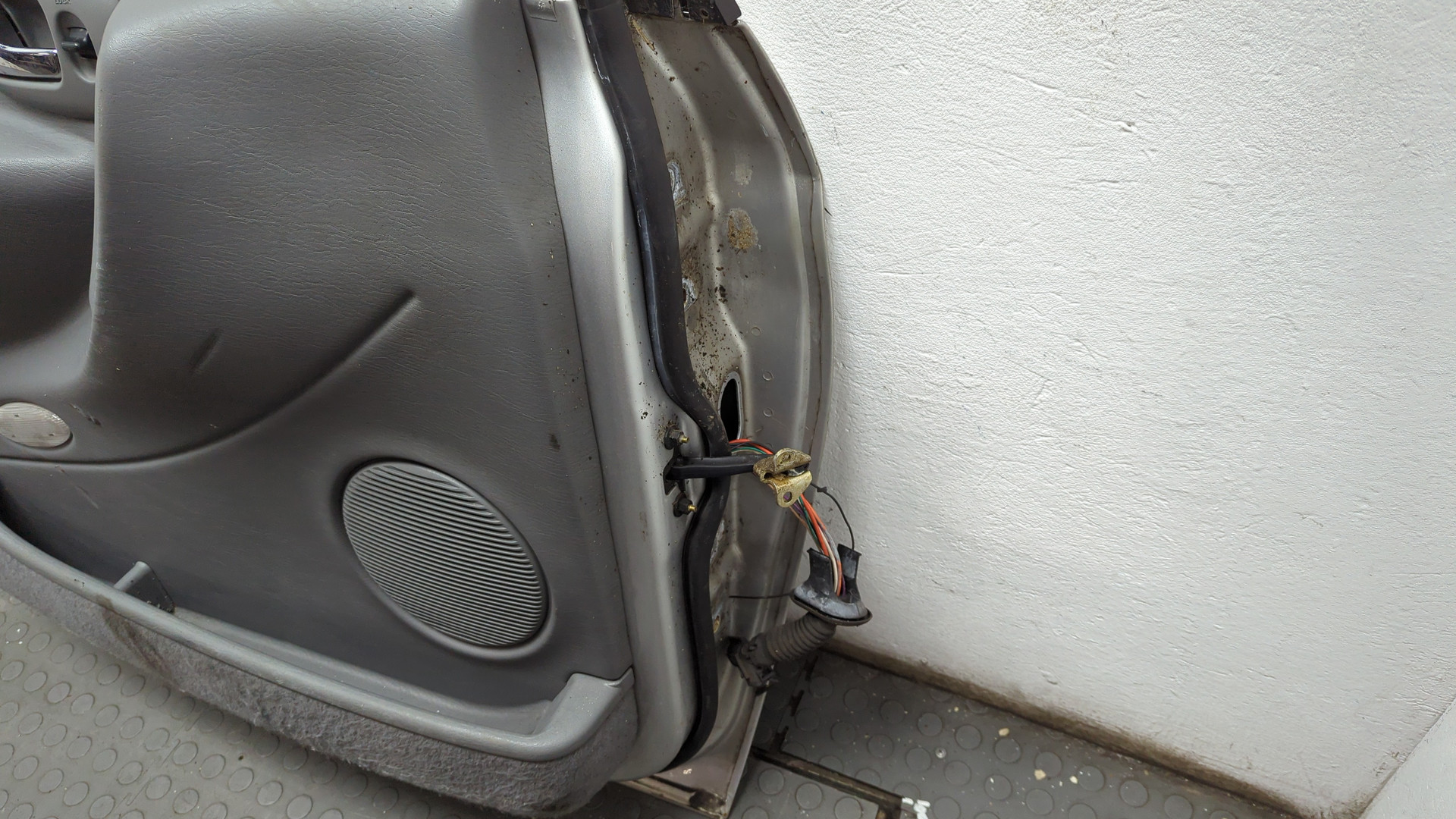 Дверь передняя левая