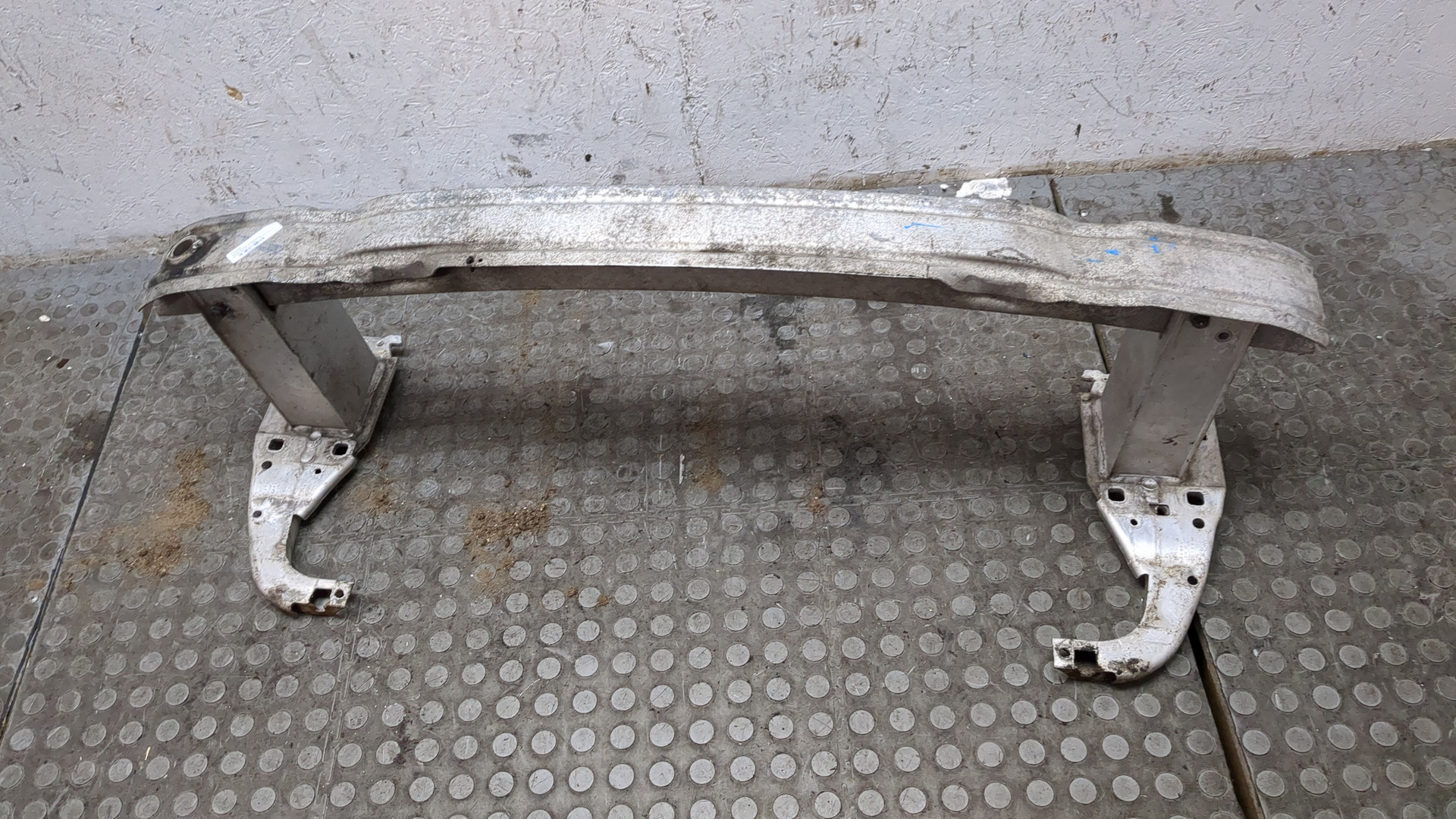 Усилитель переднего бампера