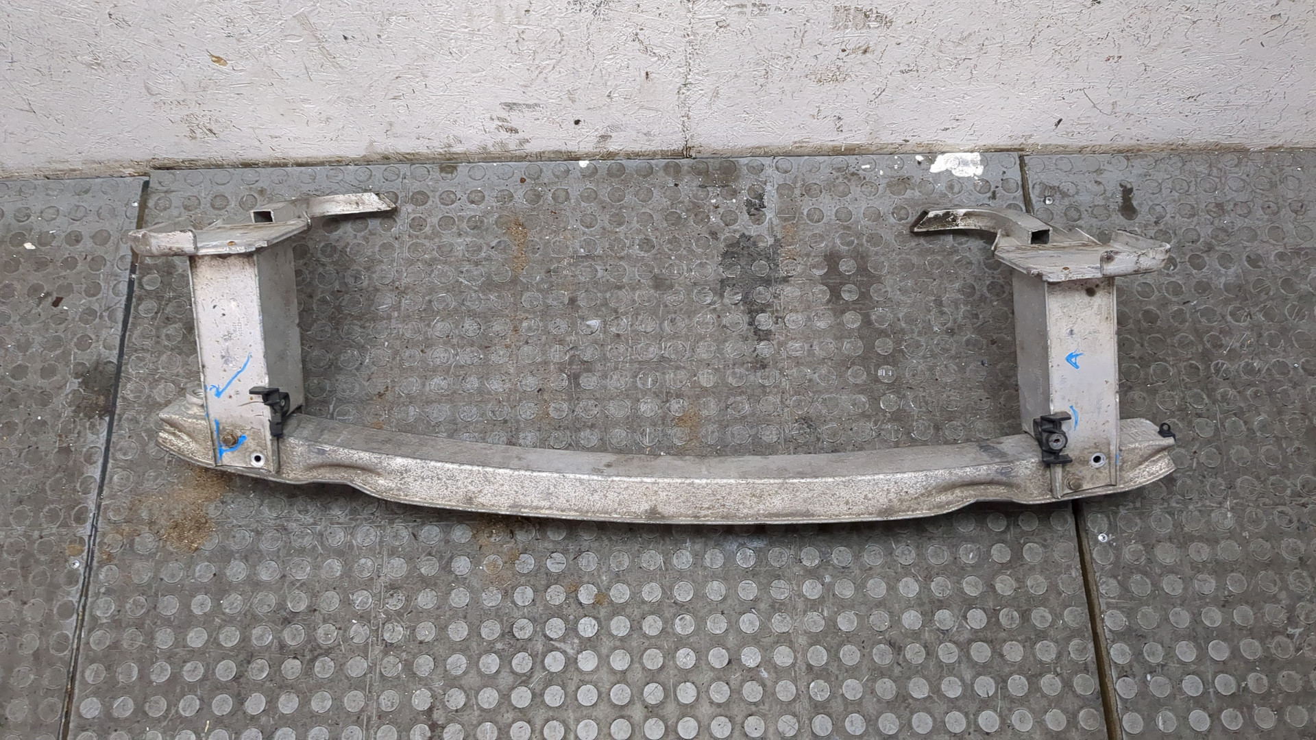 Усилитель переднего бампера