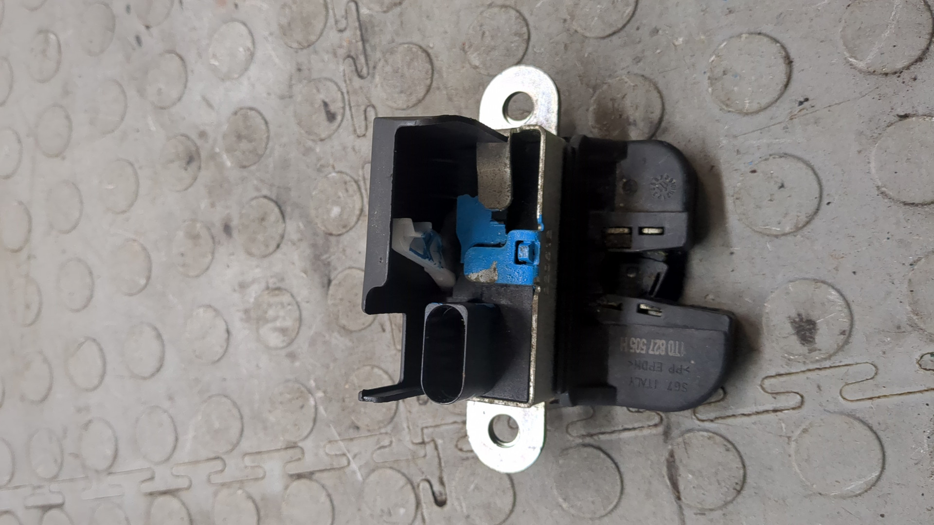 Замок багажника