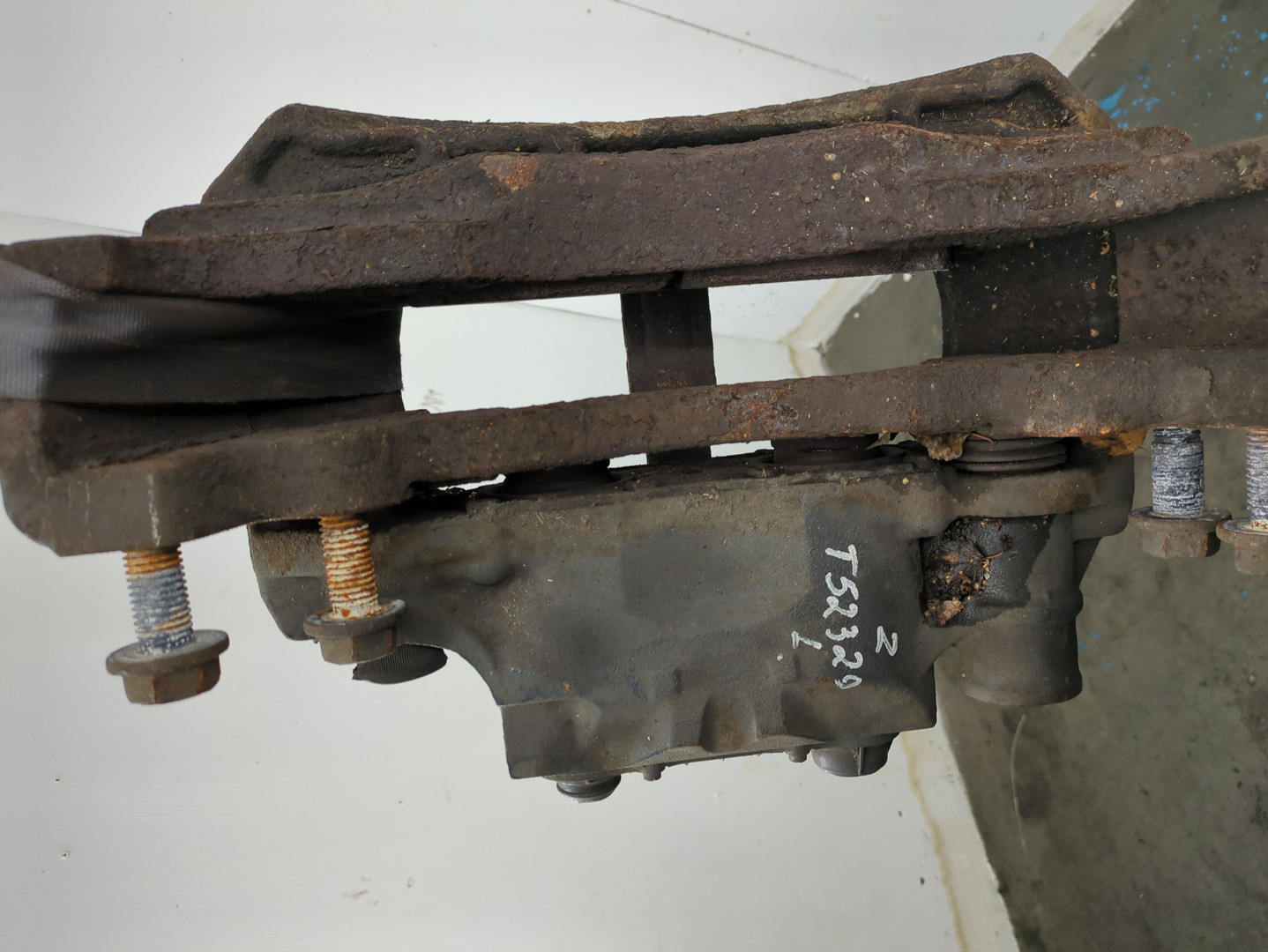 Суппорт задний левый