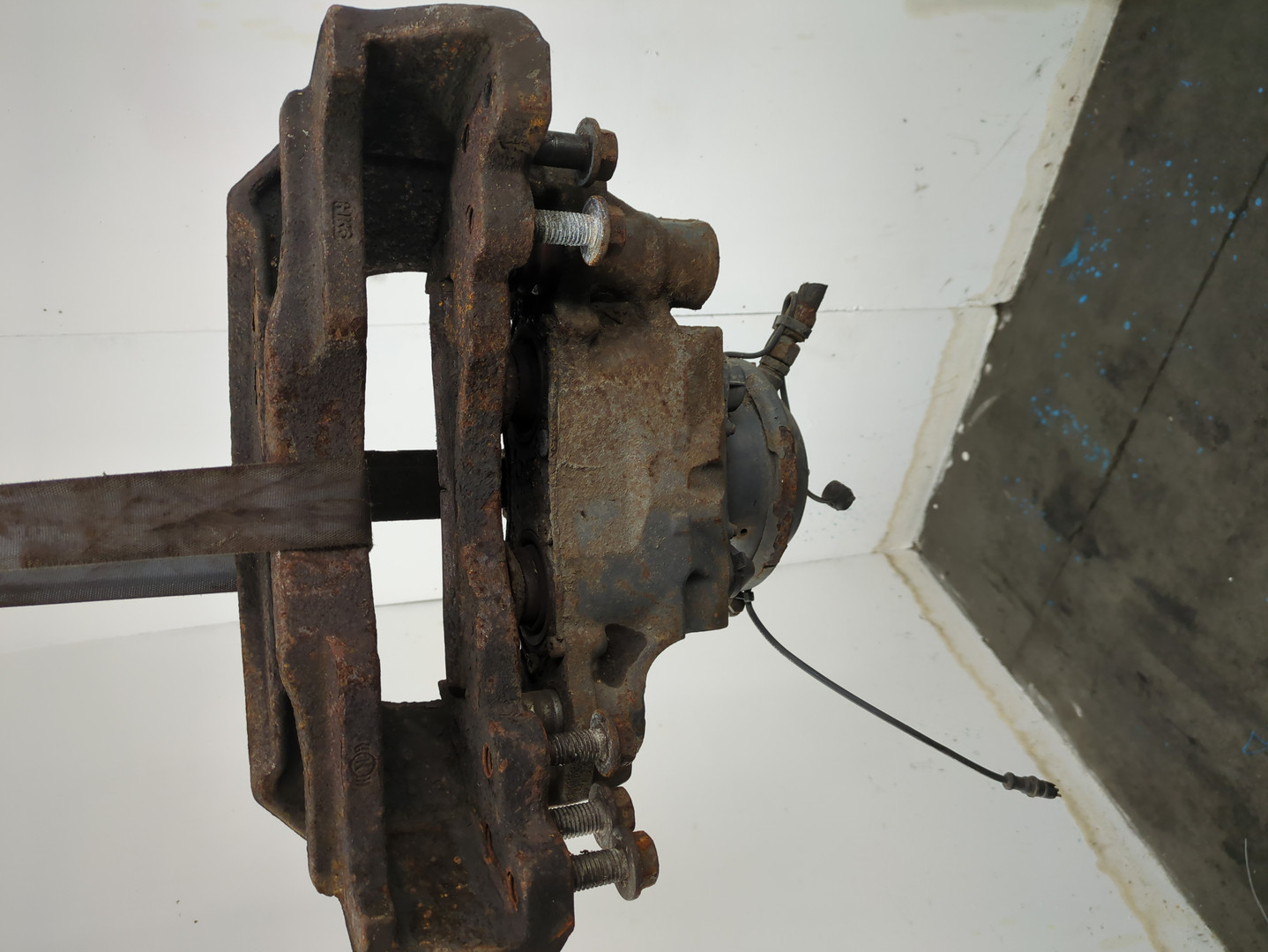 Суппорт передний левый