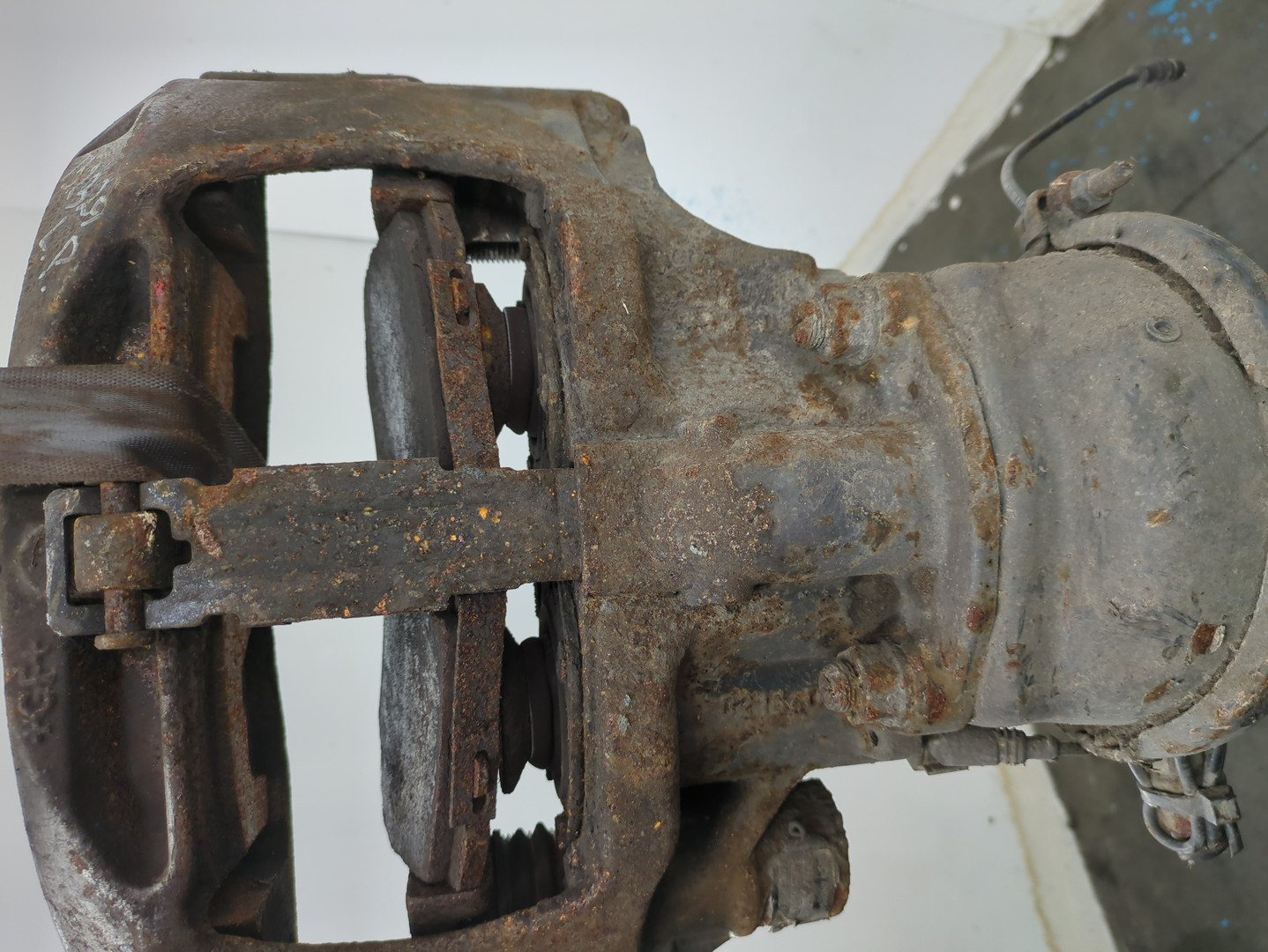 Суппорт передний левый