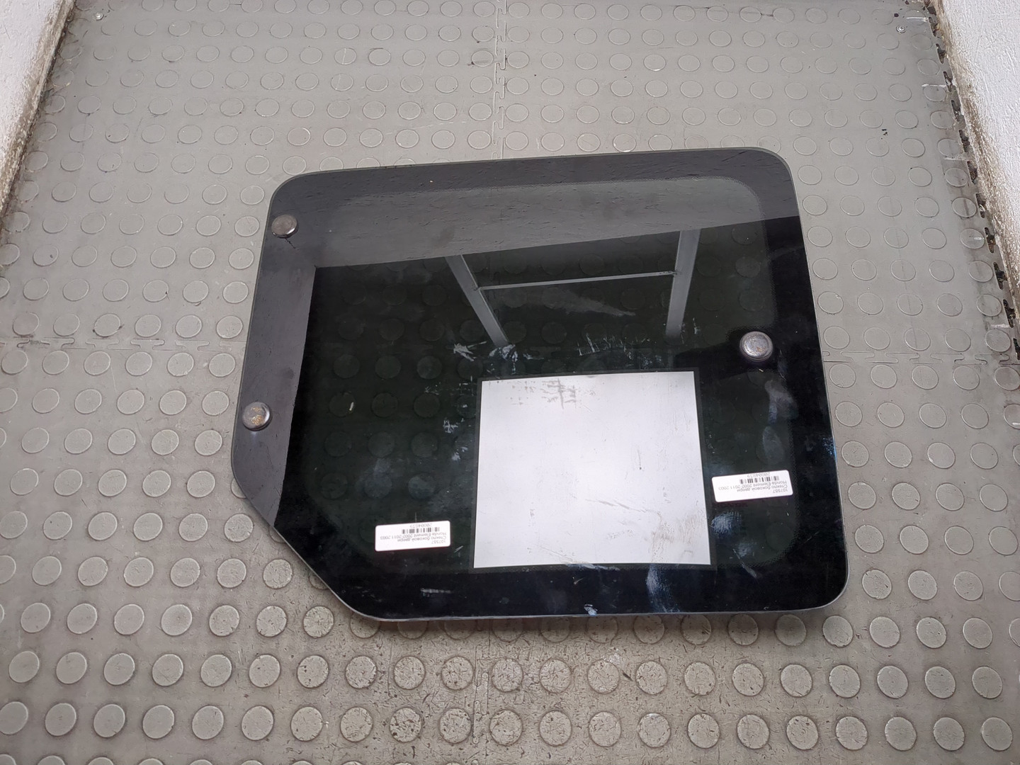 Стекло двери задней левой