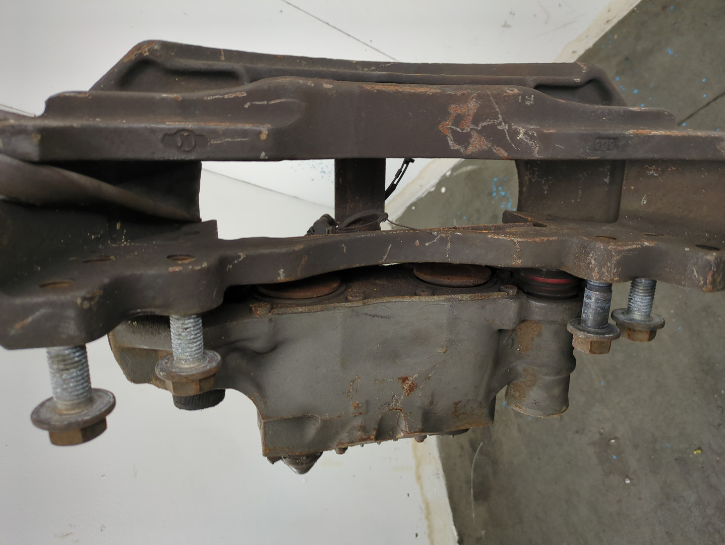 Суппорт передний левый