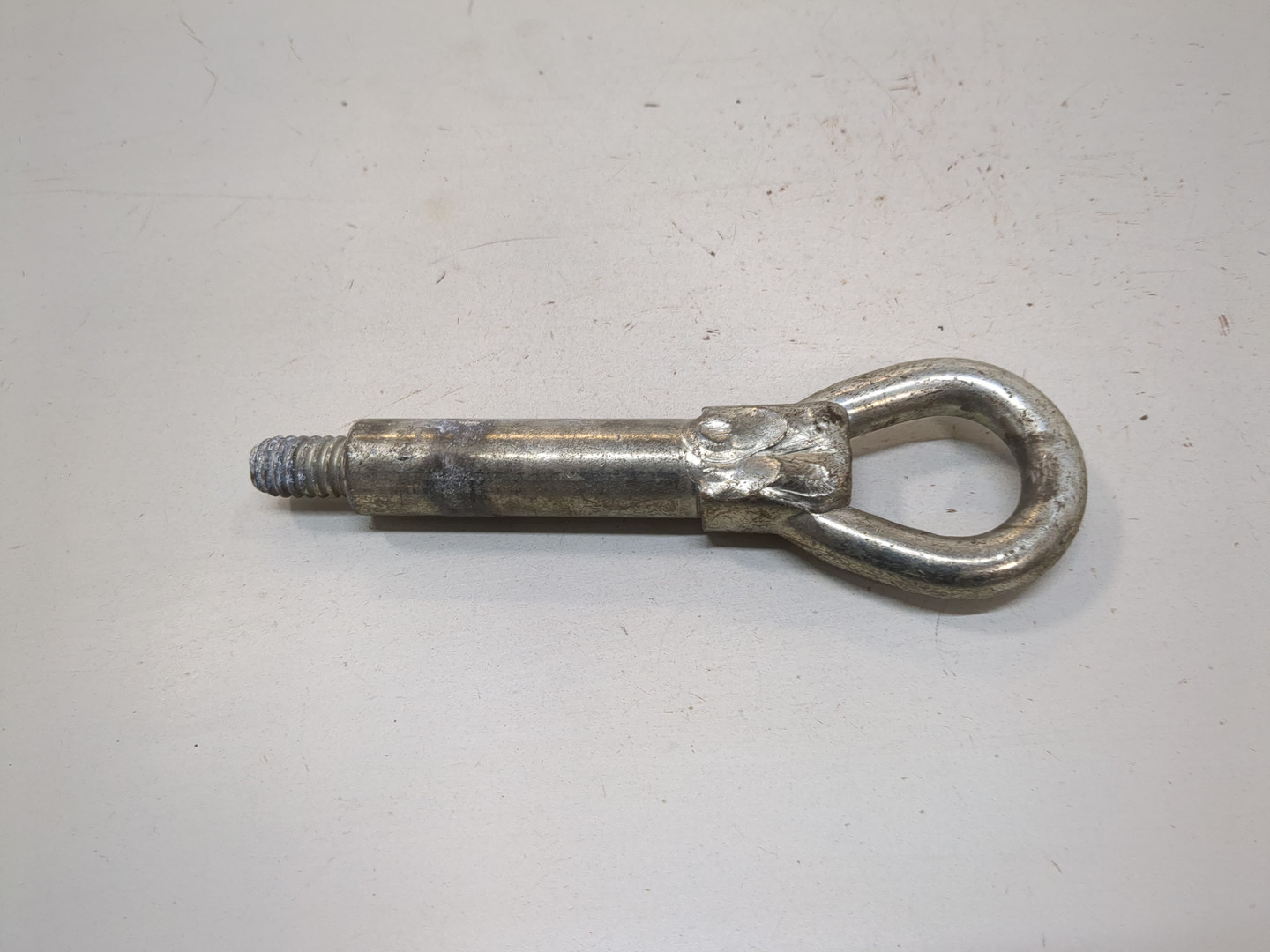 Крюк буксировочный