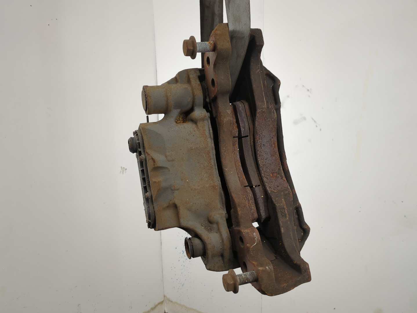 Суппорт задний левый