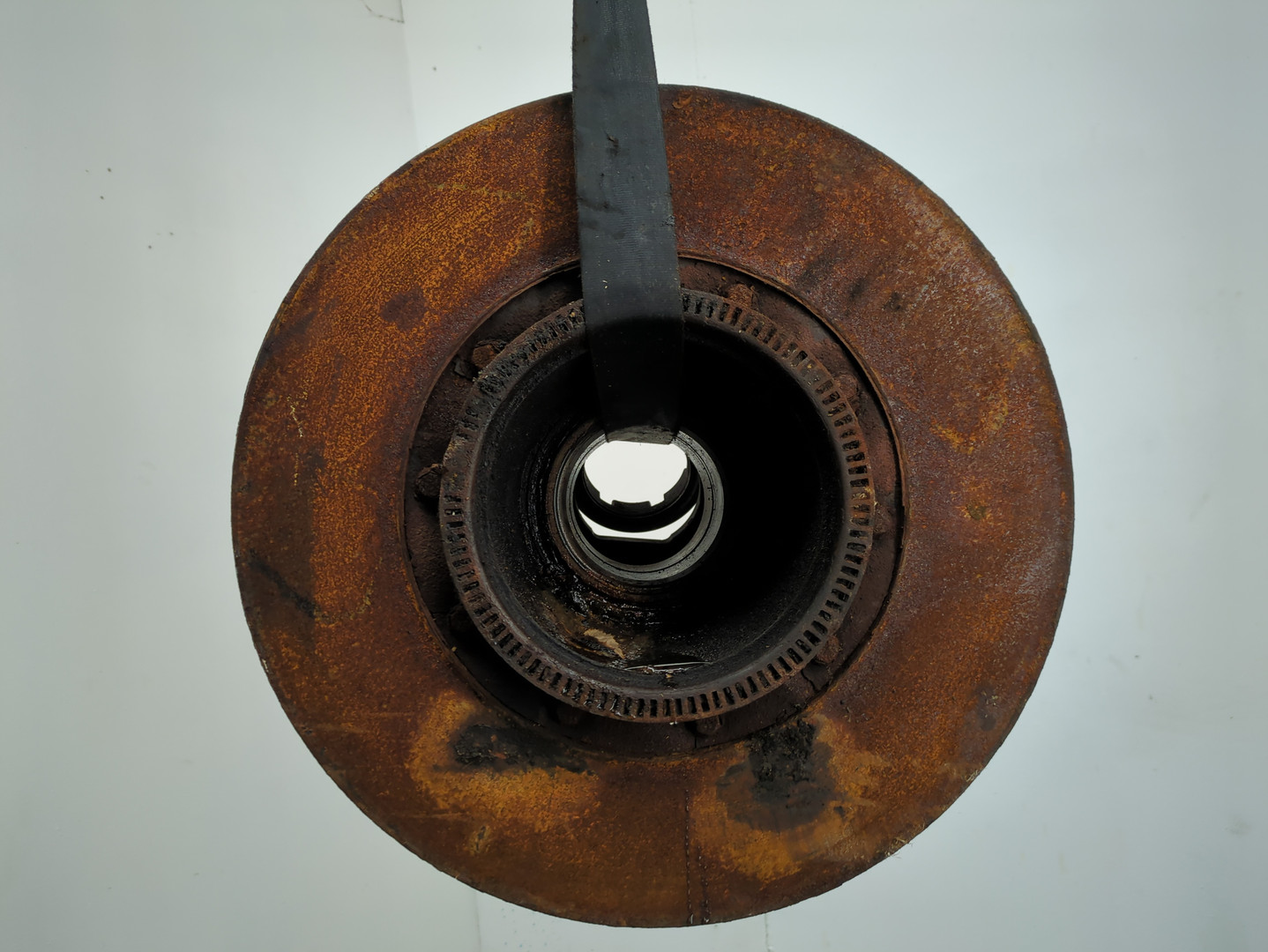 Кулак поворотный передний правый