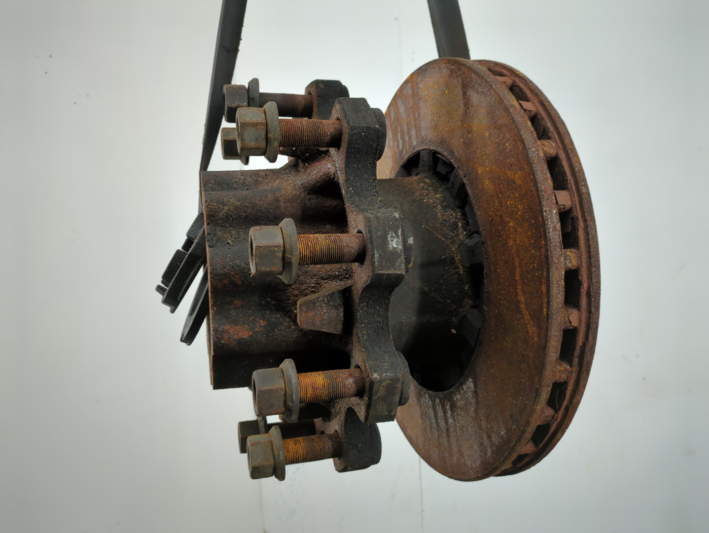 Кулак поворотный передний правый