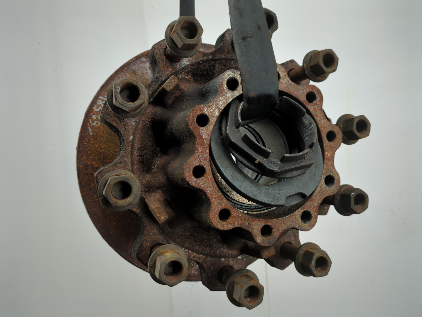 Кулак поворотный передний правый