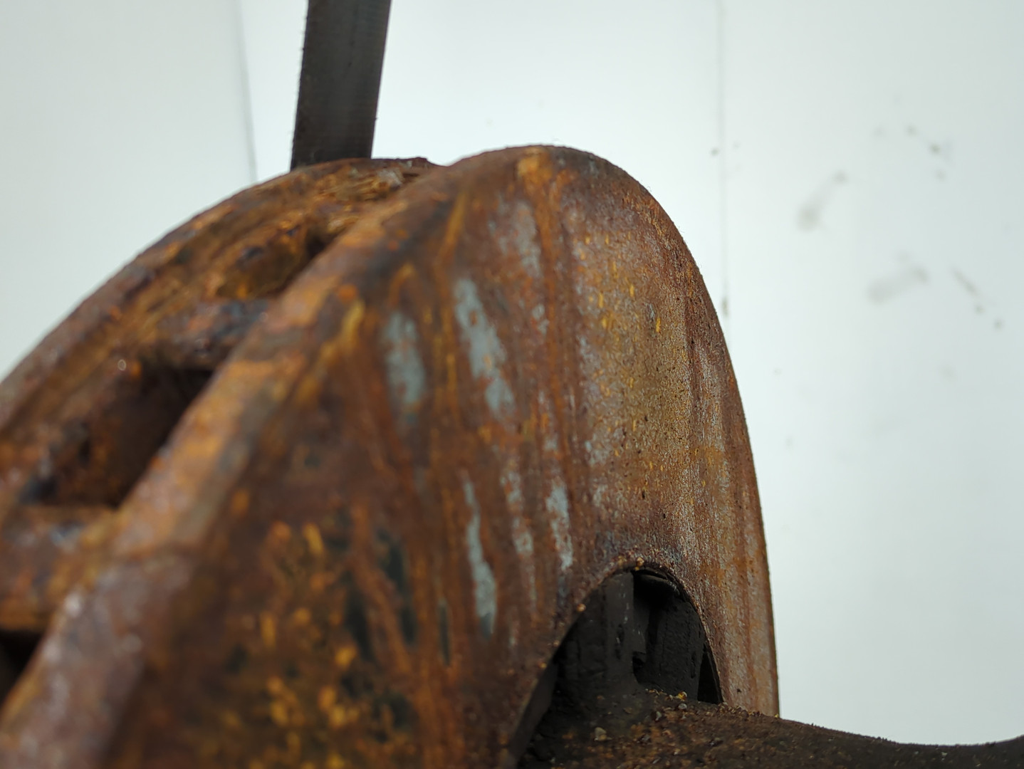 Кулак поворотный передний правый