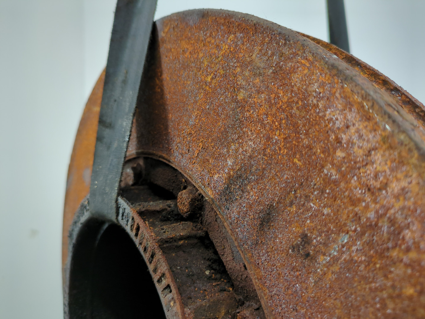 Кулак поворотный передний правый