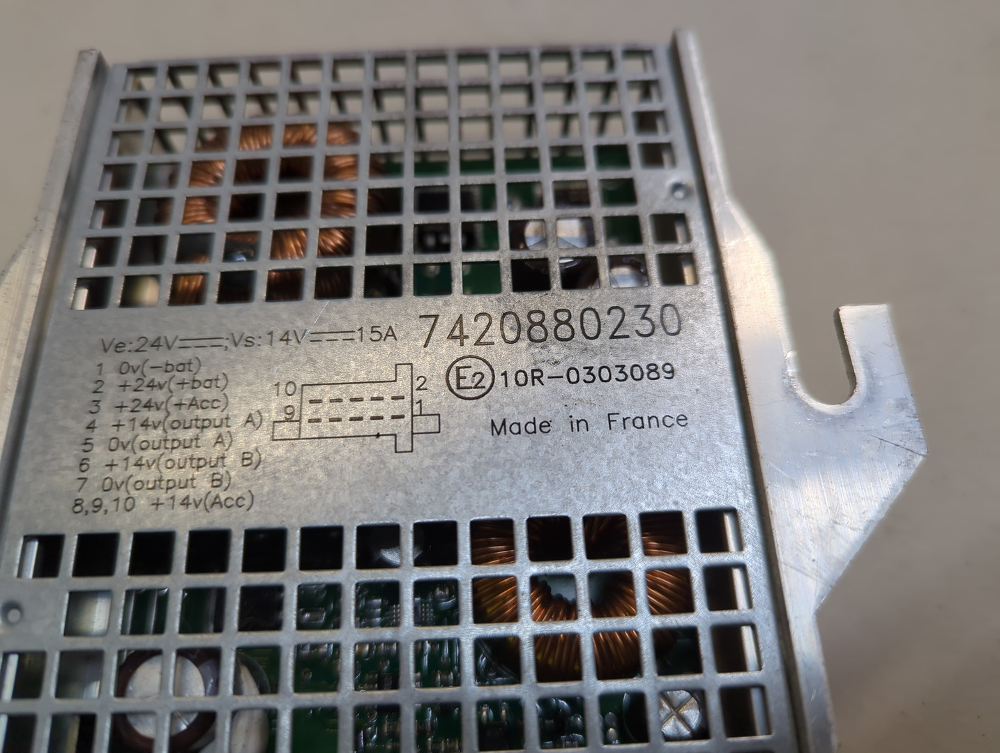 Преобразователь напряжения (адаптер)