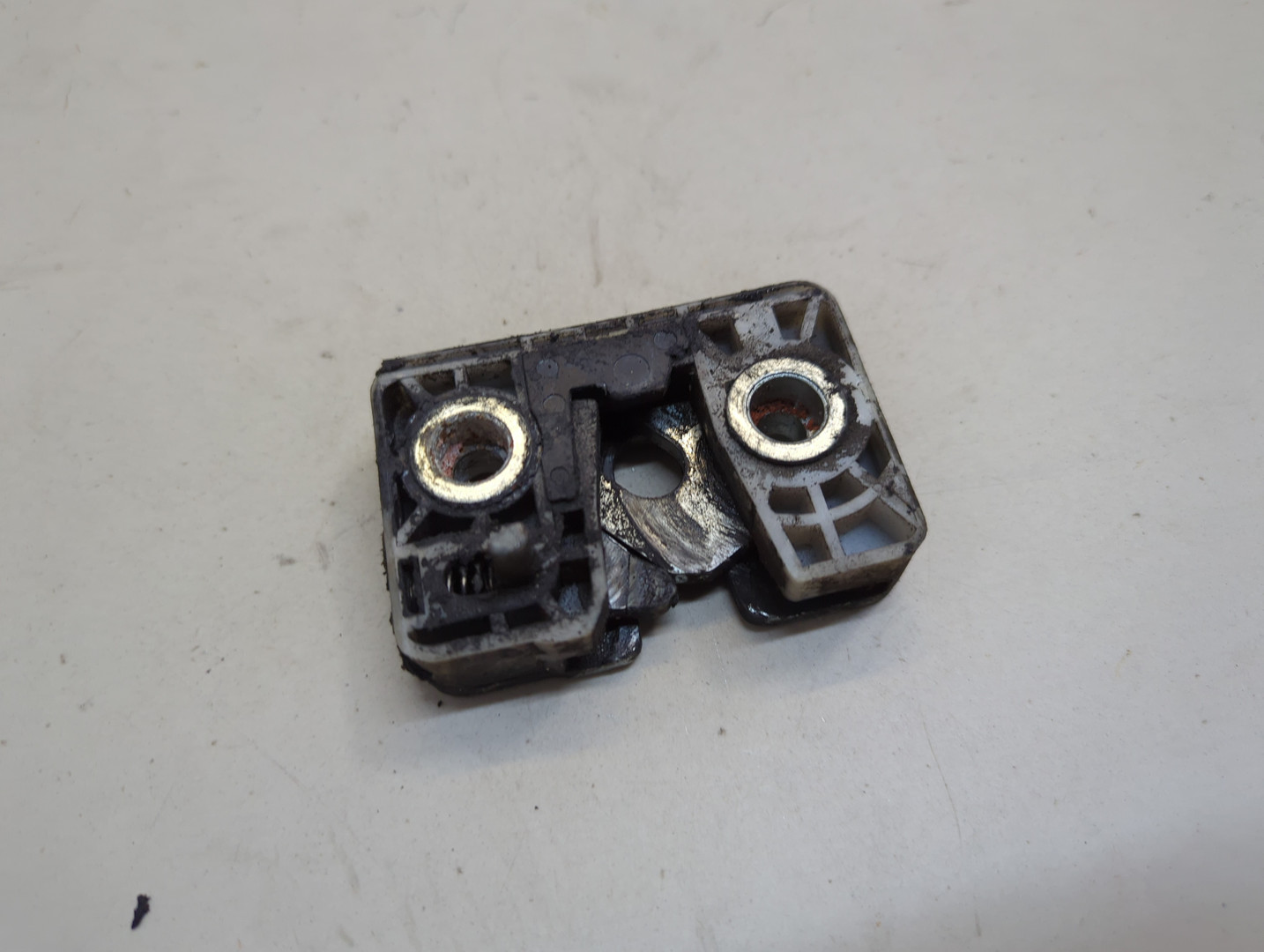 Замок двери передней правой