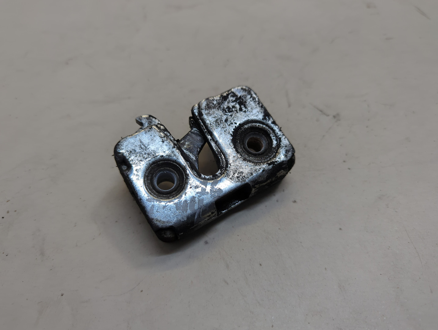 Замок двери передней левой