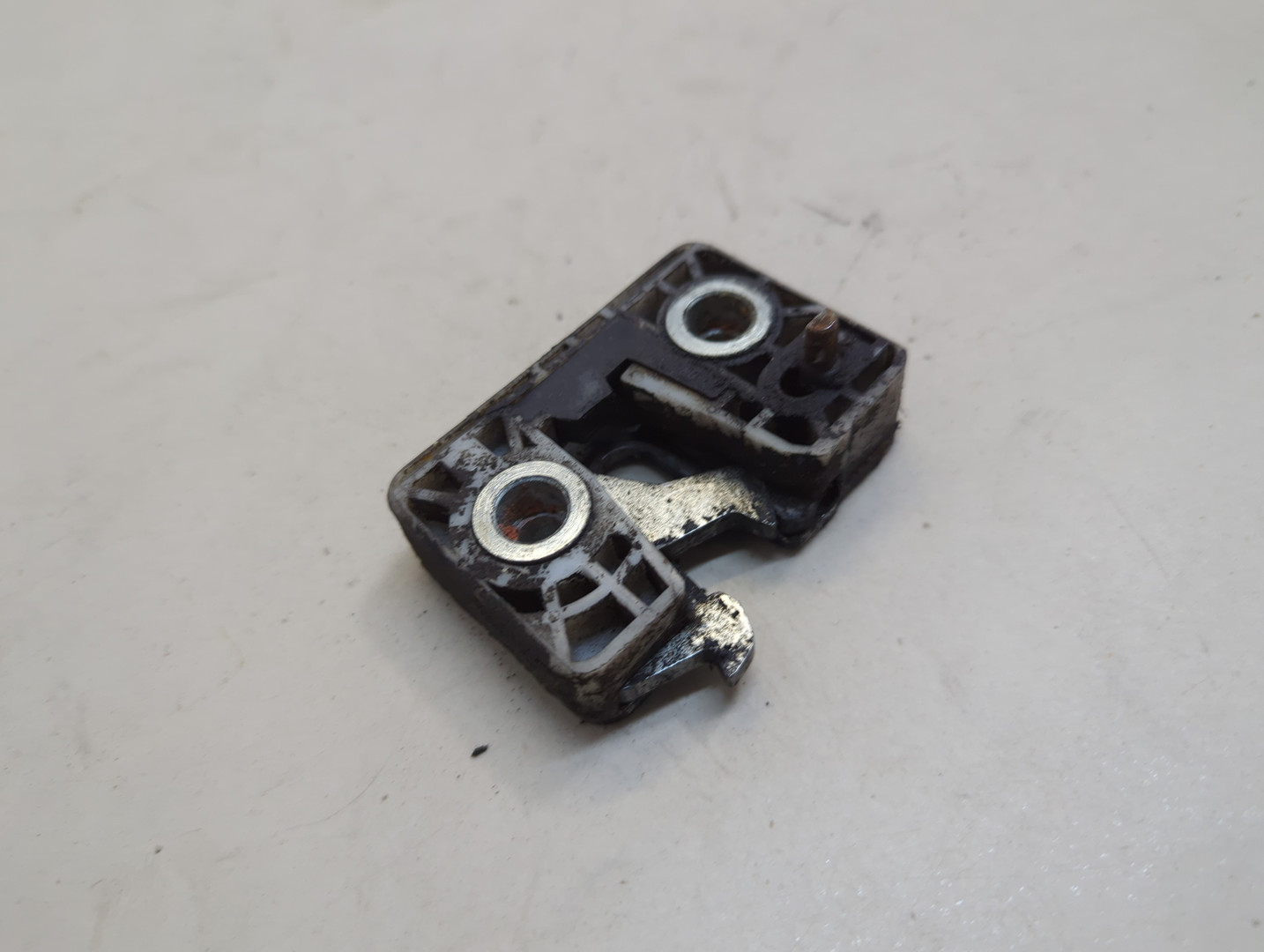 Замок двери передней левой