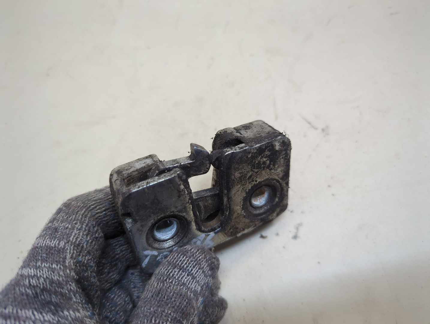 Замок двери передней левой