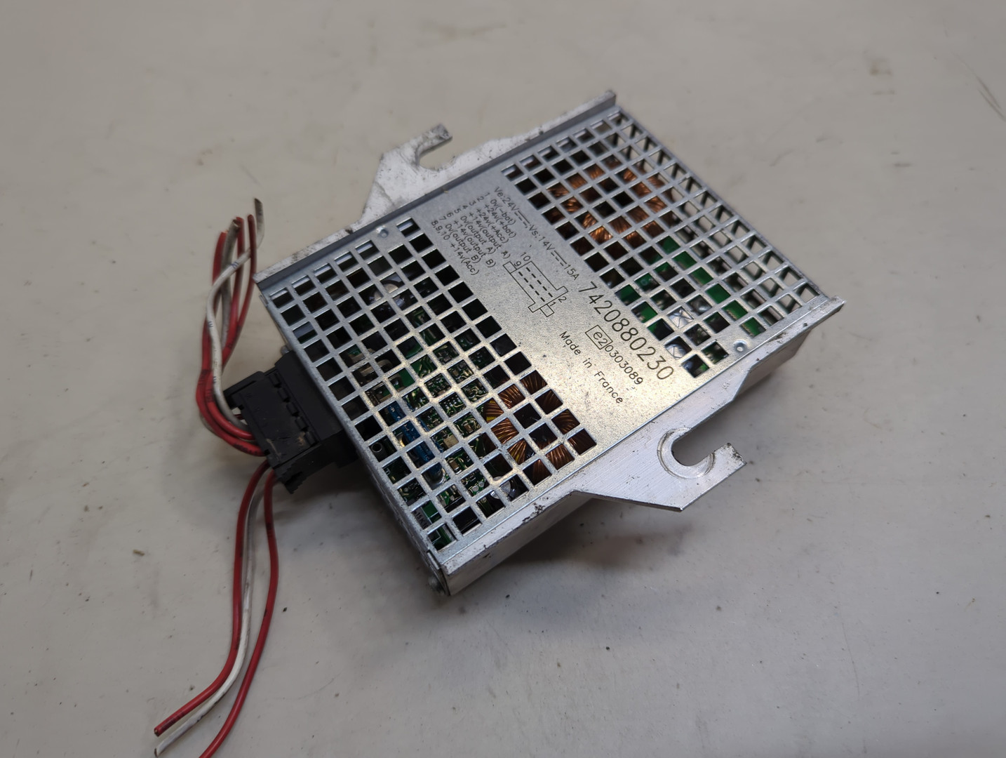 Преобразователь напряжения (адаптер)