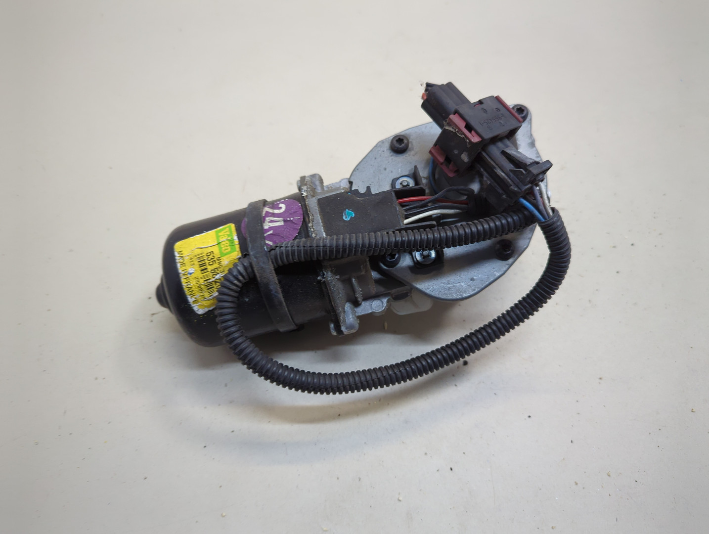 Моторчик стеклоочистителя передний