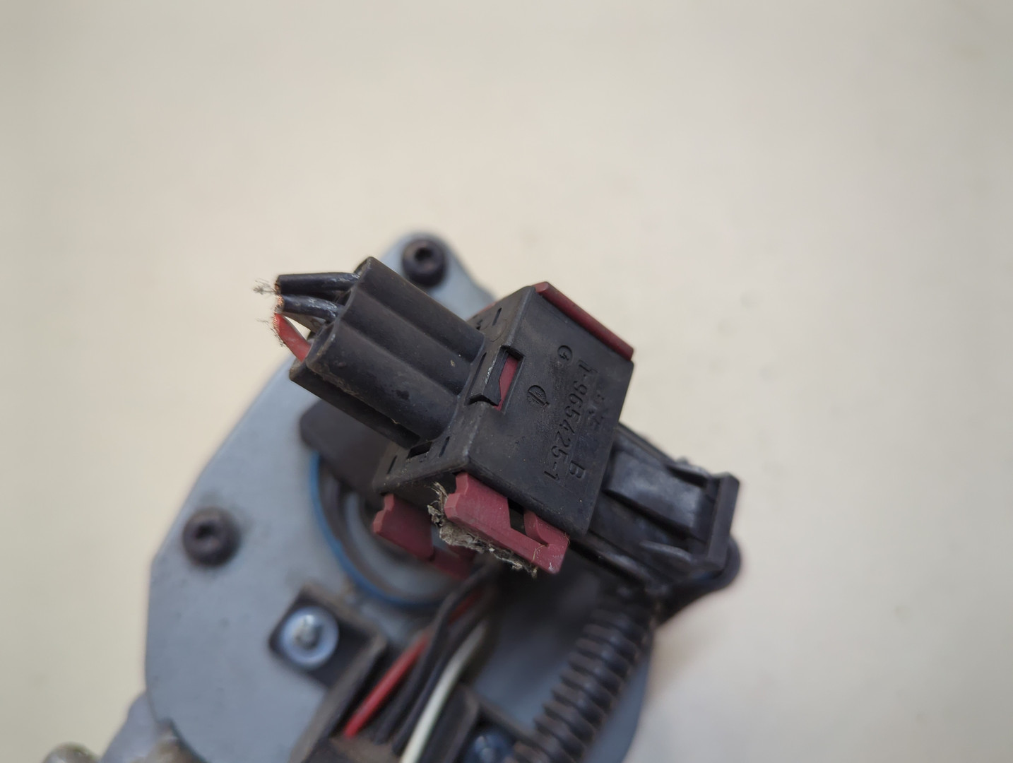 Моторчик стеклоочистителя передний